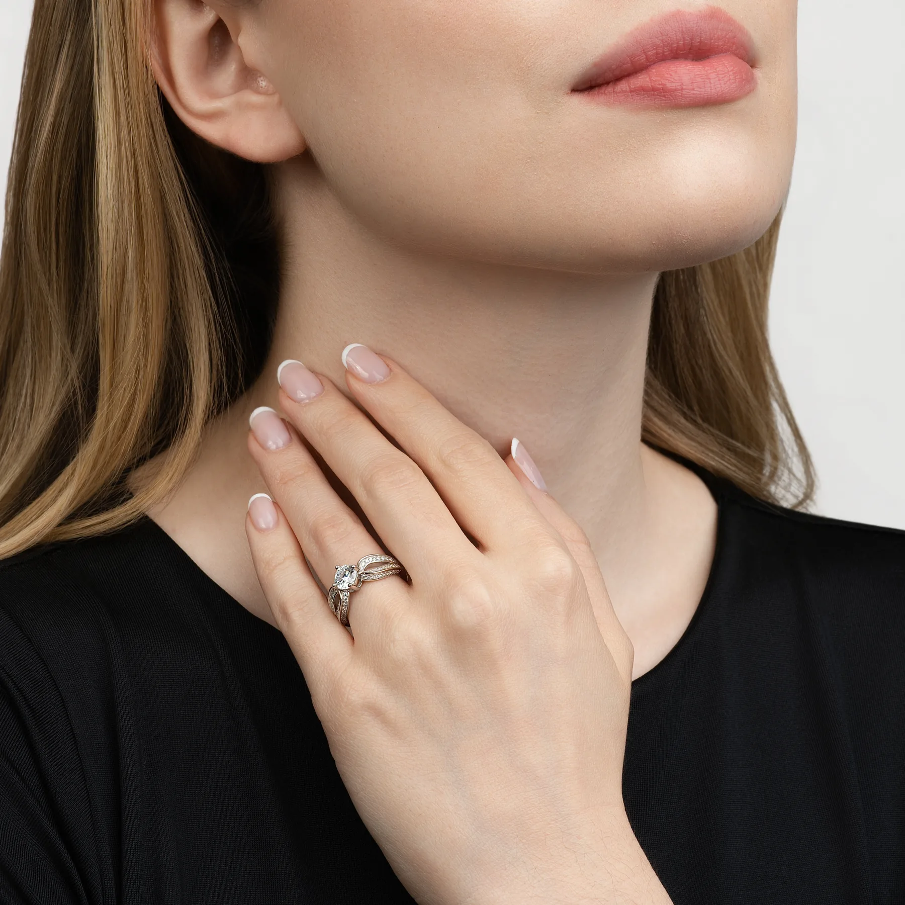 Anillo de compromiso con diamante de laboratorio central redondo de 1.00Ct y decoración en diamantes de laboratorio, en plata ley 925, rodinado - Colección Sueños