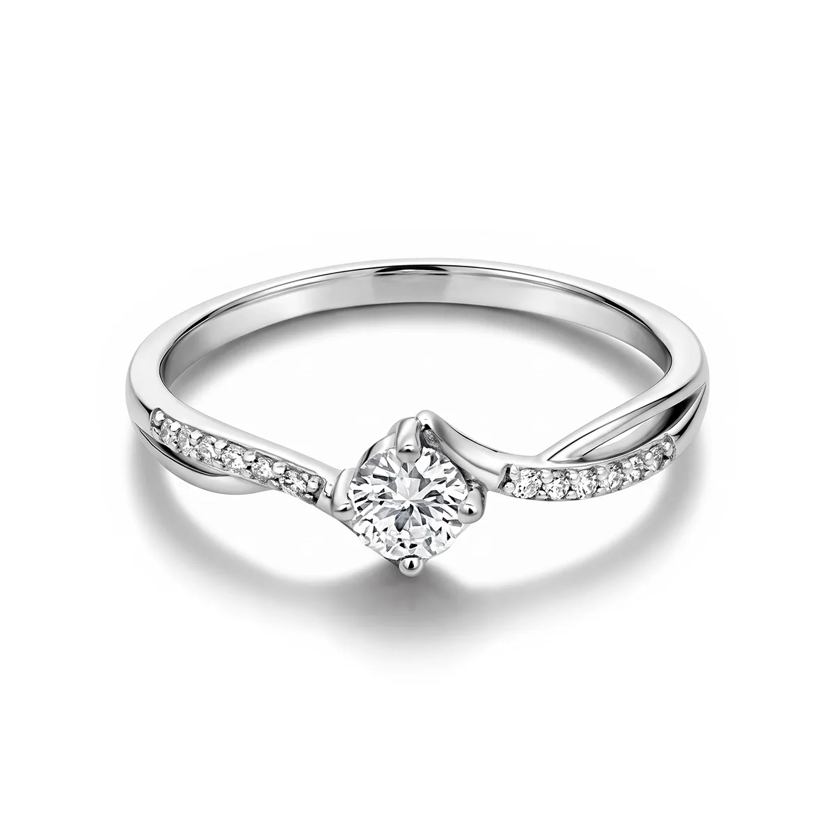 Anillo de compromiso con diamante de laboratorio central redondo de 0.25Ct y decoración en diamantes de laboratorio, en plata ley 925, rodinado - Colección Sueños