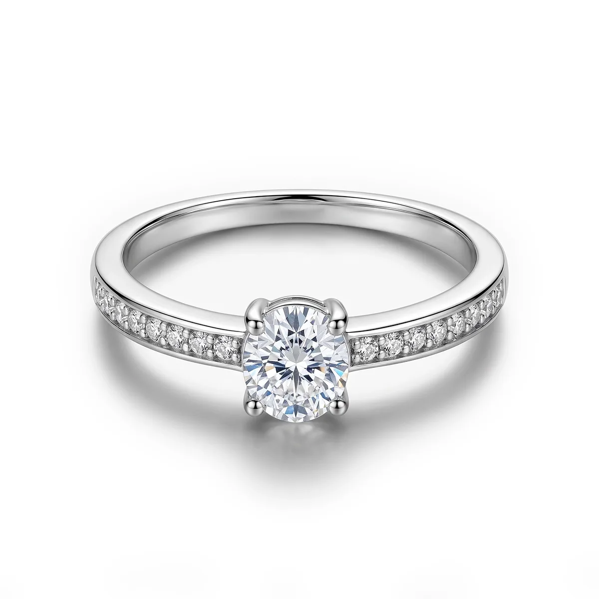 Anillo de compromiso con diamante de laboratorio central redondo de 0.50Ct y decoración en diamantes de laboratorio, en plata ley 925, rodinado - Colección Sueños