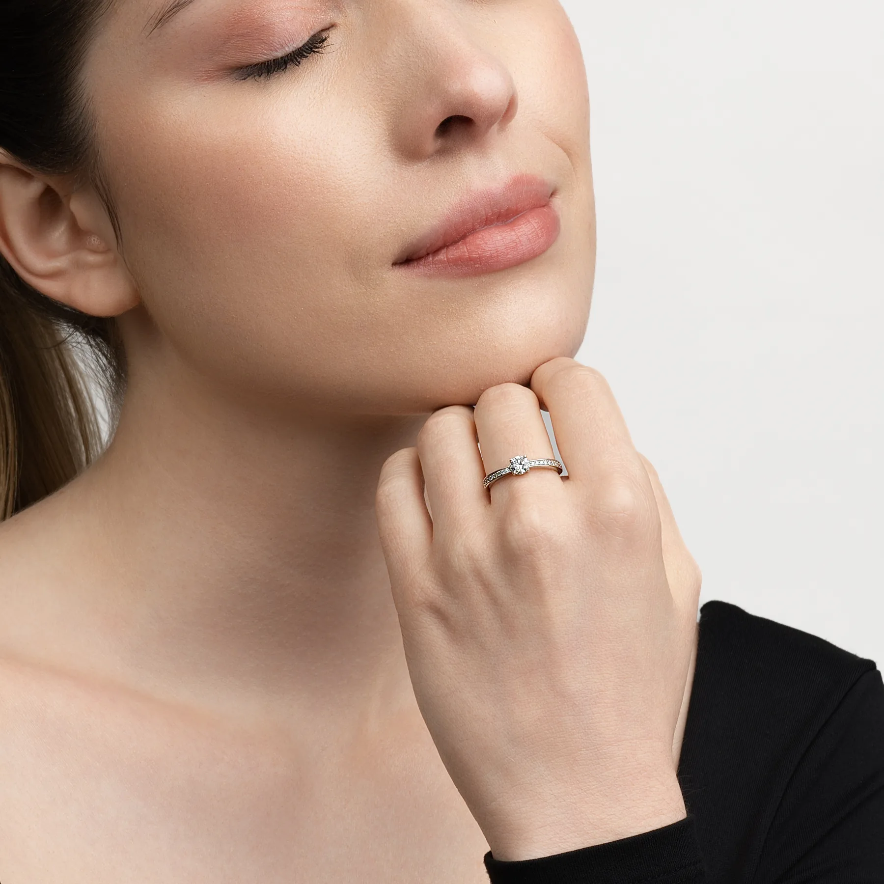 Anillo de compromiso con diamante de laboratorio central redondo de 0.50Ct y decoración en diamantes de laboratorio, en plata ley 925, rodinado - Colección Sueños