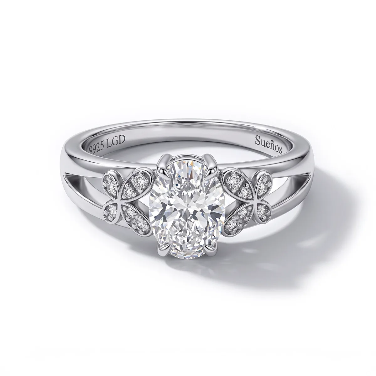 Anillo de compromiso con diamante de laboratorio central óvalo de 0.50Ct y decoración en diamantes de laboratorio, en plata ley 925, rodinado - Colección Sueños
