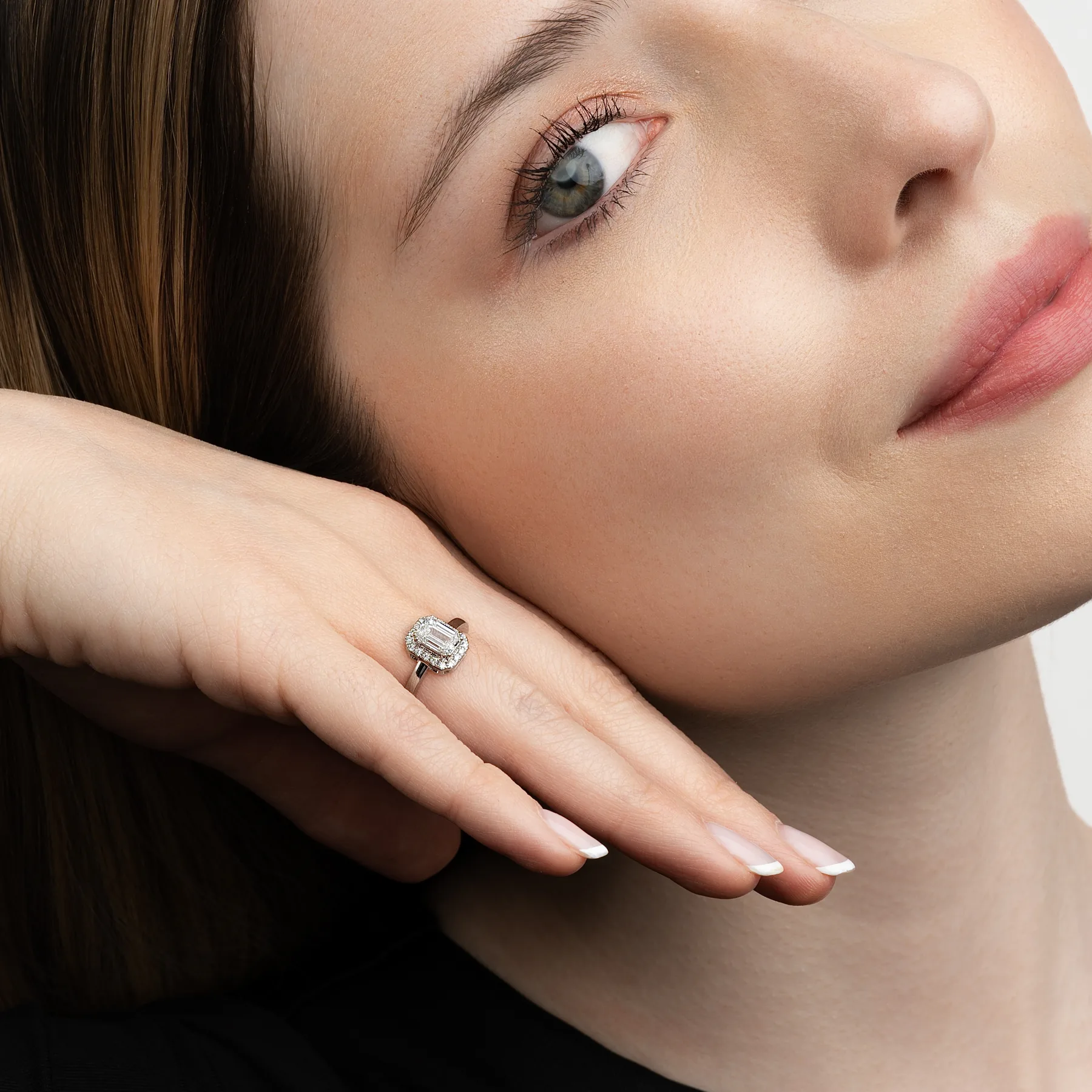 Anillo de compromiso halo rectangular, con diamante de laboratorio central corte esmeralda de 1.00Ct y decoración en diamantes de laboratorio, en plata ley 925, rodinado - Colección Sueños