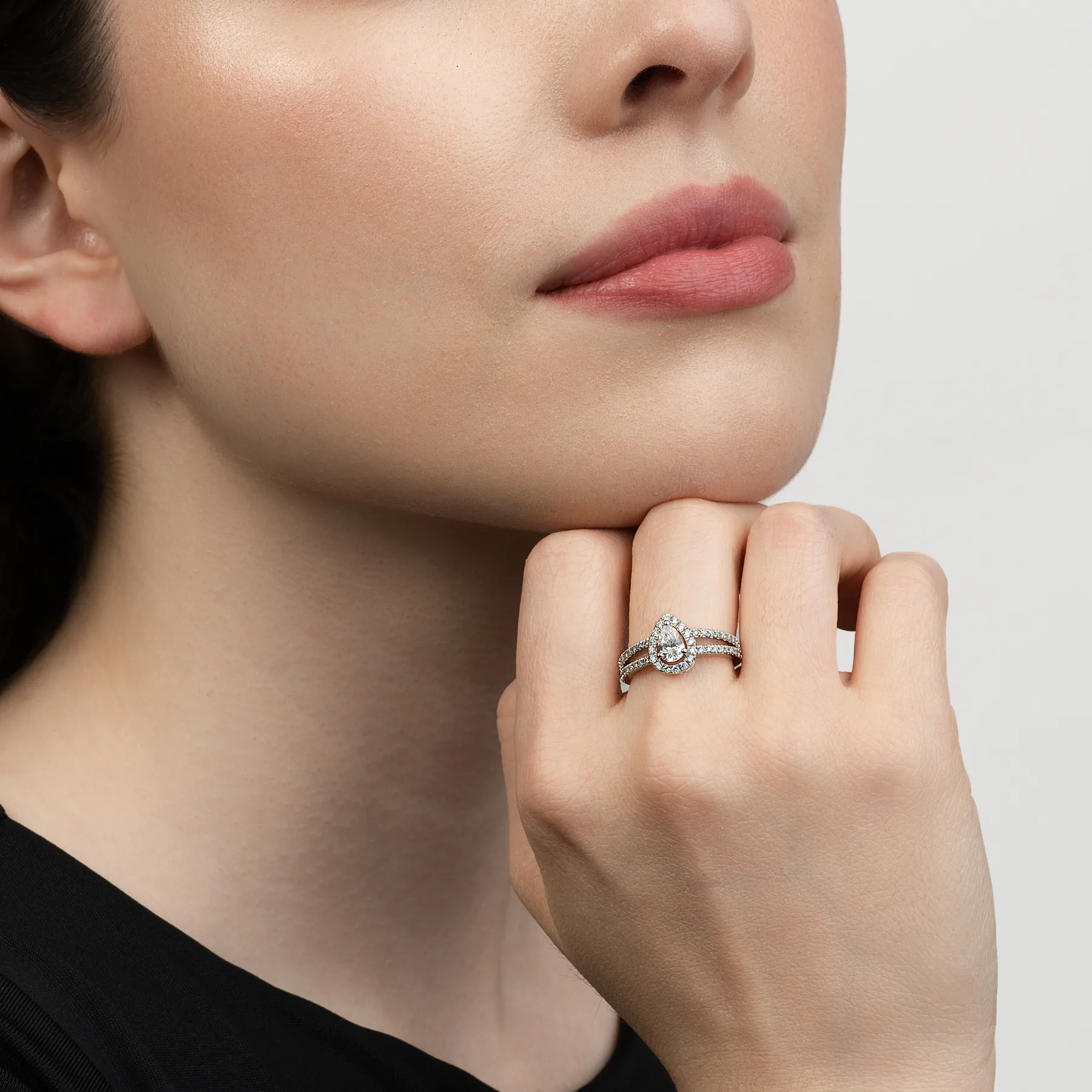 Anillo de compromiso halo pera, con diamante de laboratorio central pera de 0.50Ct y decoración en diamantes de laboratorio, en plata ley 925, rodinado - Colección Sueños
