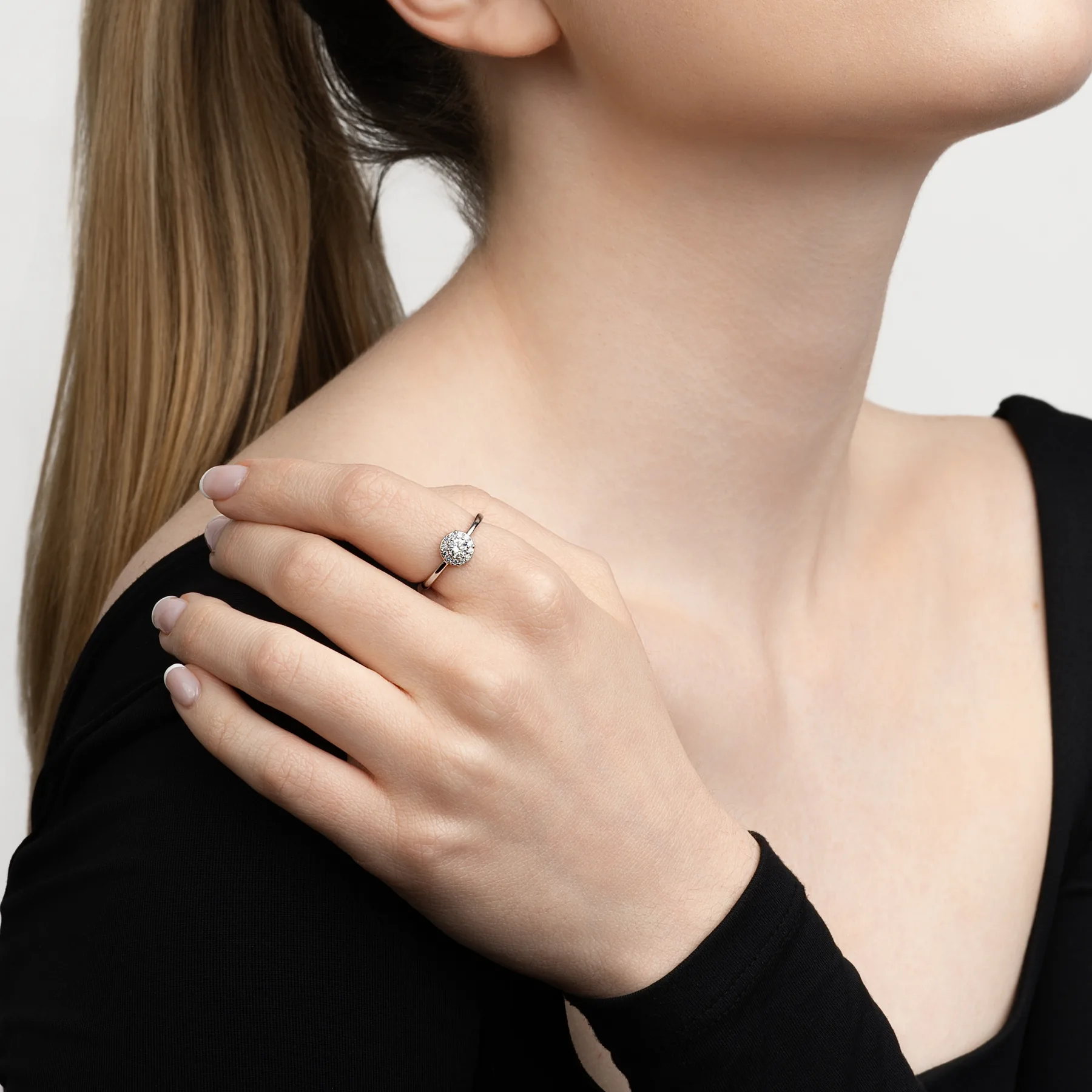 Anillo de compromiso halo redondo, con diamante de laboratorio central redondo de 0.15Ct y decoración en diamantes de laboratorio, en plata ley 925, rodinado, liso - Colección Sueños