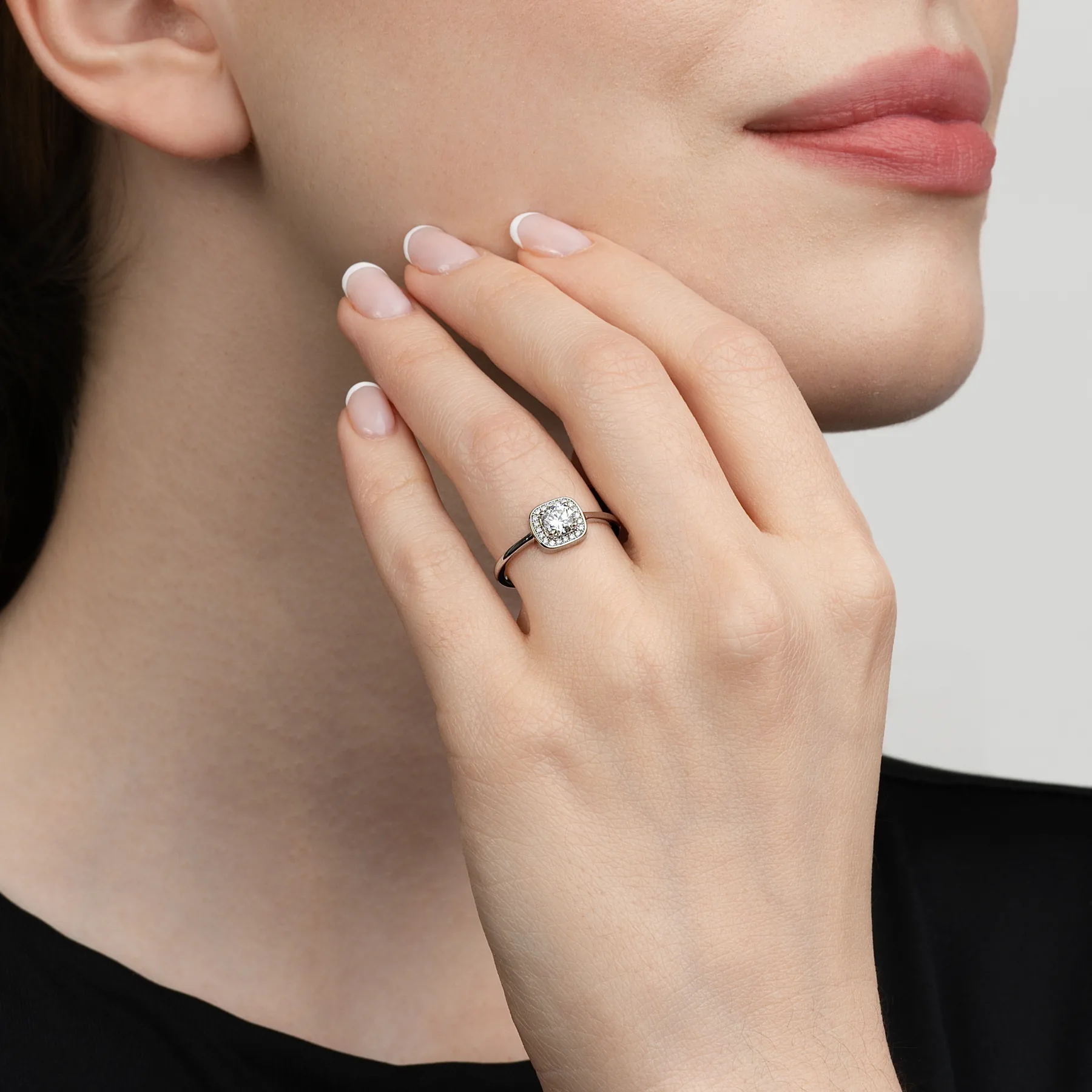 Anillo de compromiso halo cuadrado, con diamante de laboratorio central redondo de 0.50Ct y decoración en diamantes de laboratorio, en plata ley 925, rodinado - Colección Sueños