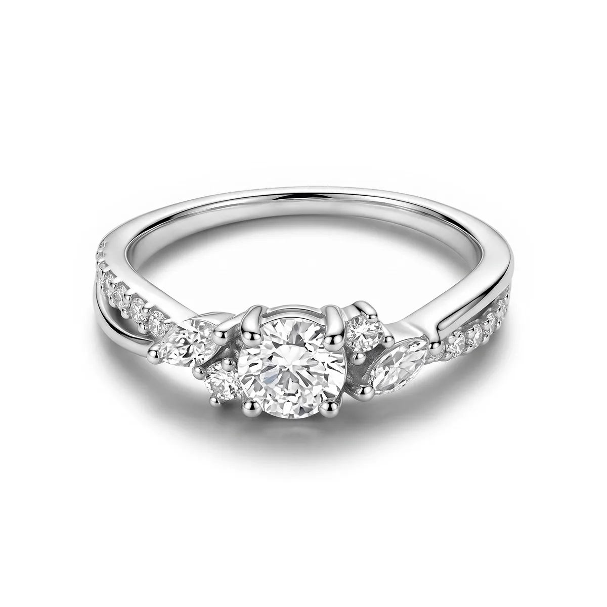 Anillo de compromiso con diamante de laboratorio central redondo de 0.30Ct y decoración en diamantes de laboratorio, en plata ley 925, rodinado, liso - Colección Sueños