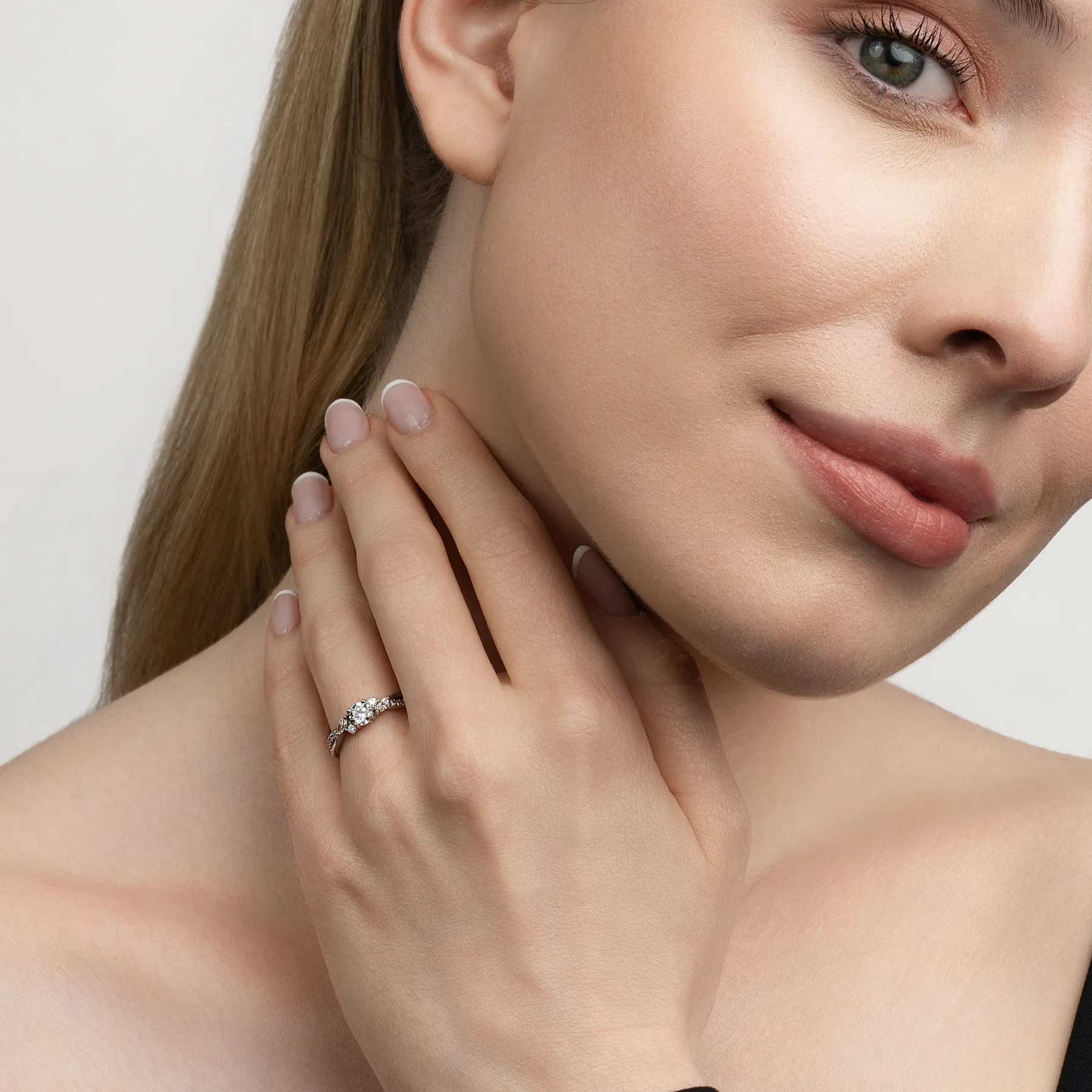 Anillo de compromiso con diamante de laboratorio central redondo de 0.30Ct y decoración en diamantes de laboratorio, en plata ley 925, rodinado, liso - Colección Sueños