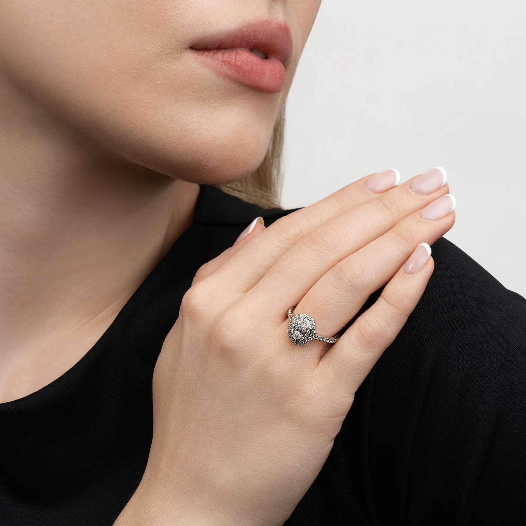 Anillo de compromiso halo doble, con diamante de laboratorio central óvalo de 0.50Ct y decoración en diamantes de laboratorio, en plata ley 925, rodinado - Colección Sueños