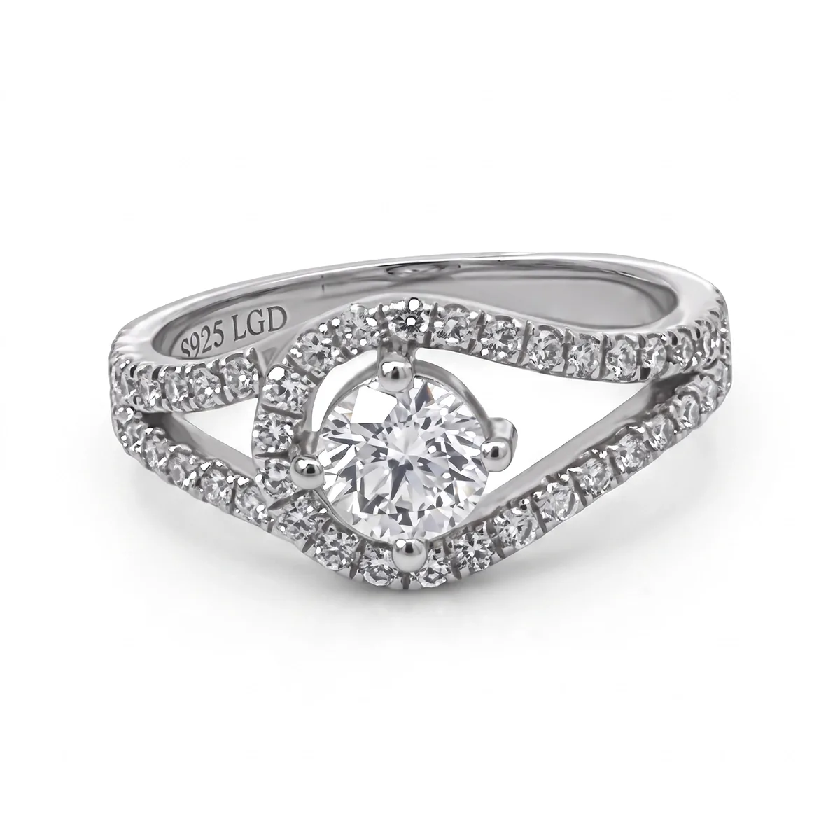 Anillo de compromiso con diamante de laboratorio central redondo de 0.50Ct y decoración en diamantes de laboratorio, en plata ley 925, rodinado - Colección Sueños
