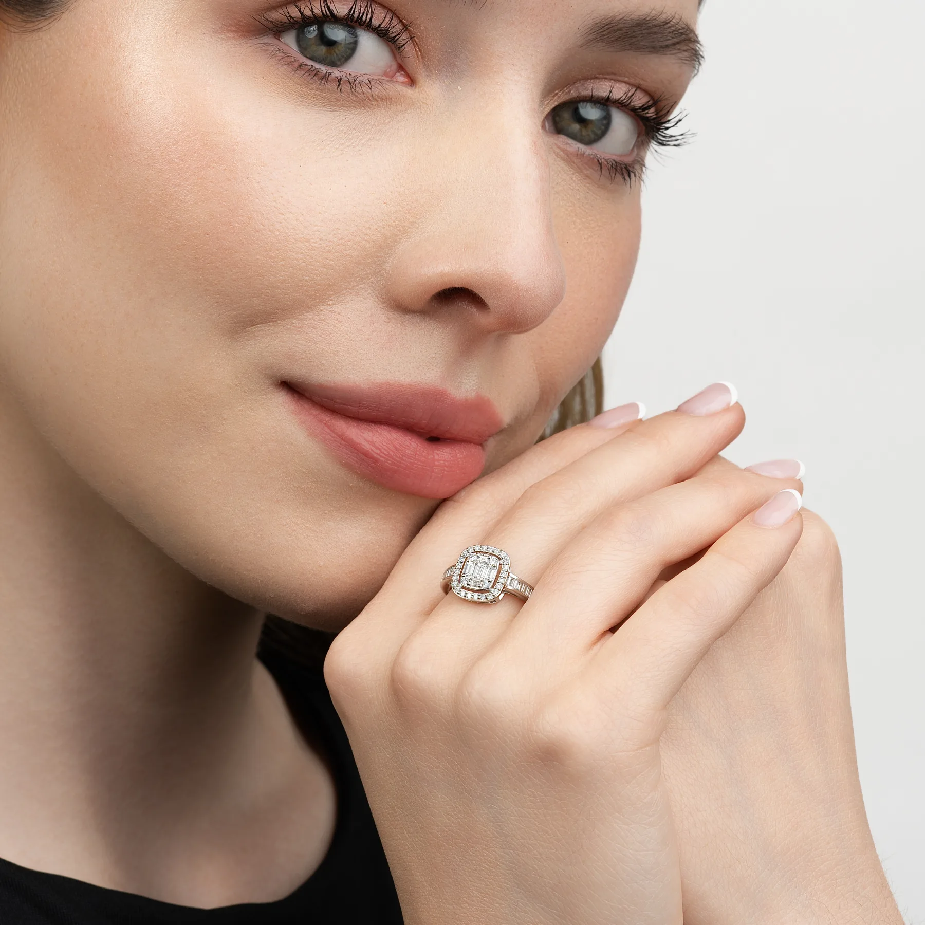 Anillo de compromiso halo rectangular, con diamante de laboratorio, en plata ley 925, rodinado - Colección Sueños