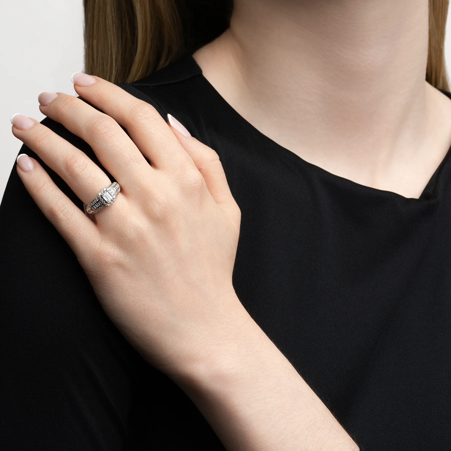 Anillo de compromiso halo rectangular, con diamante de laboratorio central corte esmeralda de 0.50Ct y decoración en diamantes de laboratorio, en plata ley 925, rodinado - Colección Sueños