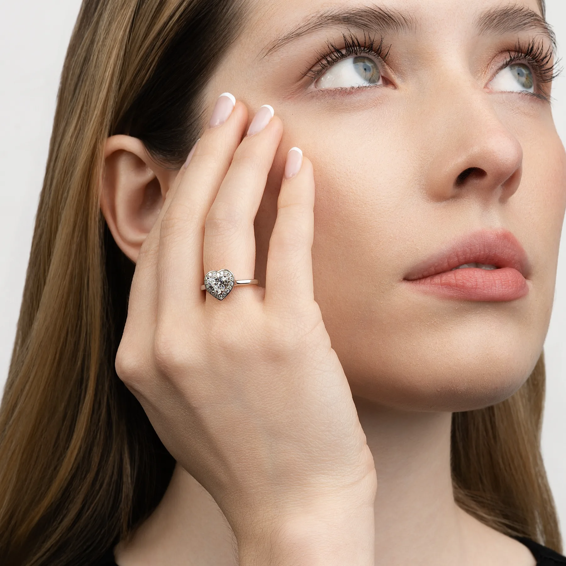 Anillo de compromiso halo corazón, con diamante de laboratorio central corazón de 1.00Ct y decoración en diamantes de laboratorio, en plata ley 925, rodinado - Colección Sueños