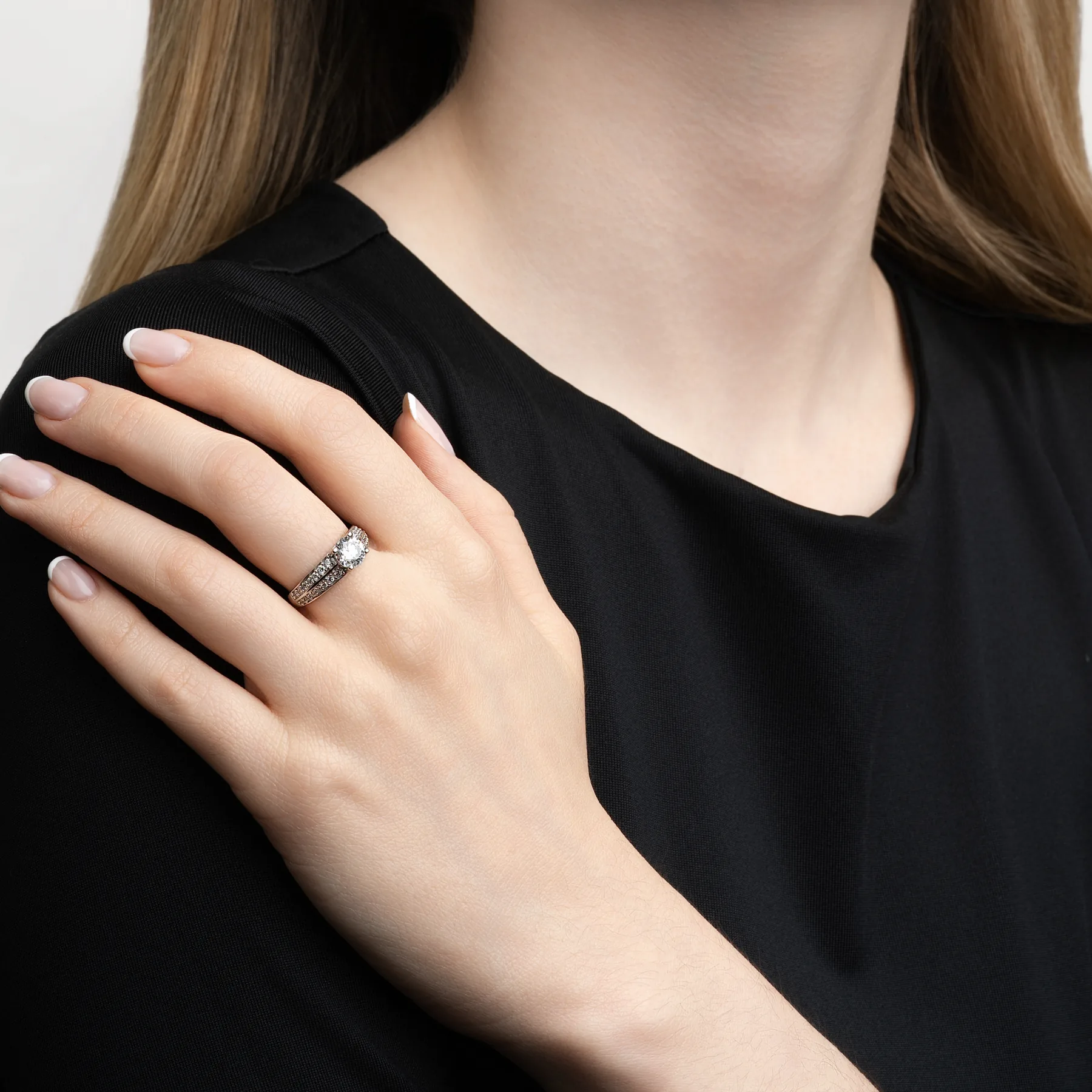 Anillo de compromiso con diamante de laboratorio central redondo de 1.00Ct y decoración en diamantes de laboratorio, en plata ley 925, rodinado - Colección Sueños