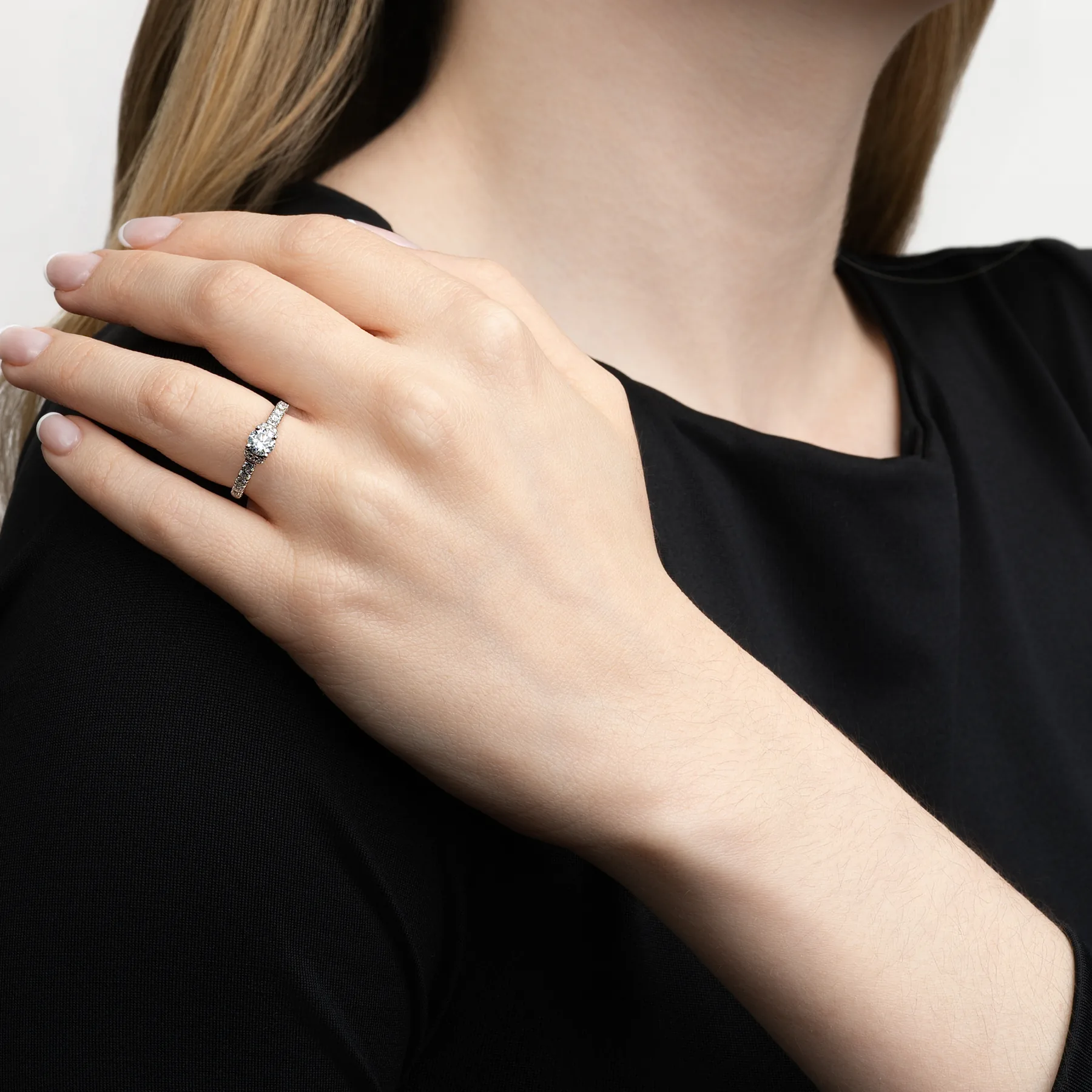 Anillo de compromiso con diamante de laboratorio con un peso total de 0.50Ct, en plata ley 925, rodinado - Colección Sueños