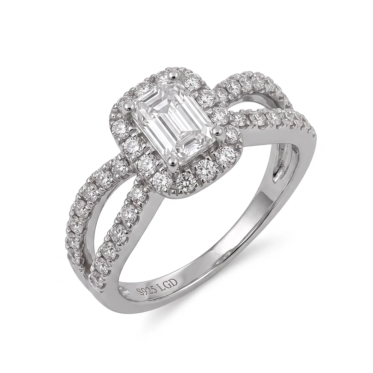 Anillo de compromiso halo rectangular, con diamante de laboratorio central corte esmeralda de 0.50Ct y decoración en diamantes de laboratorio, en plata ley 925, rodinado - Colección Sueños