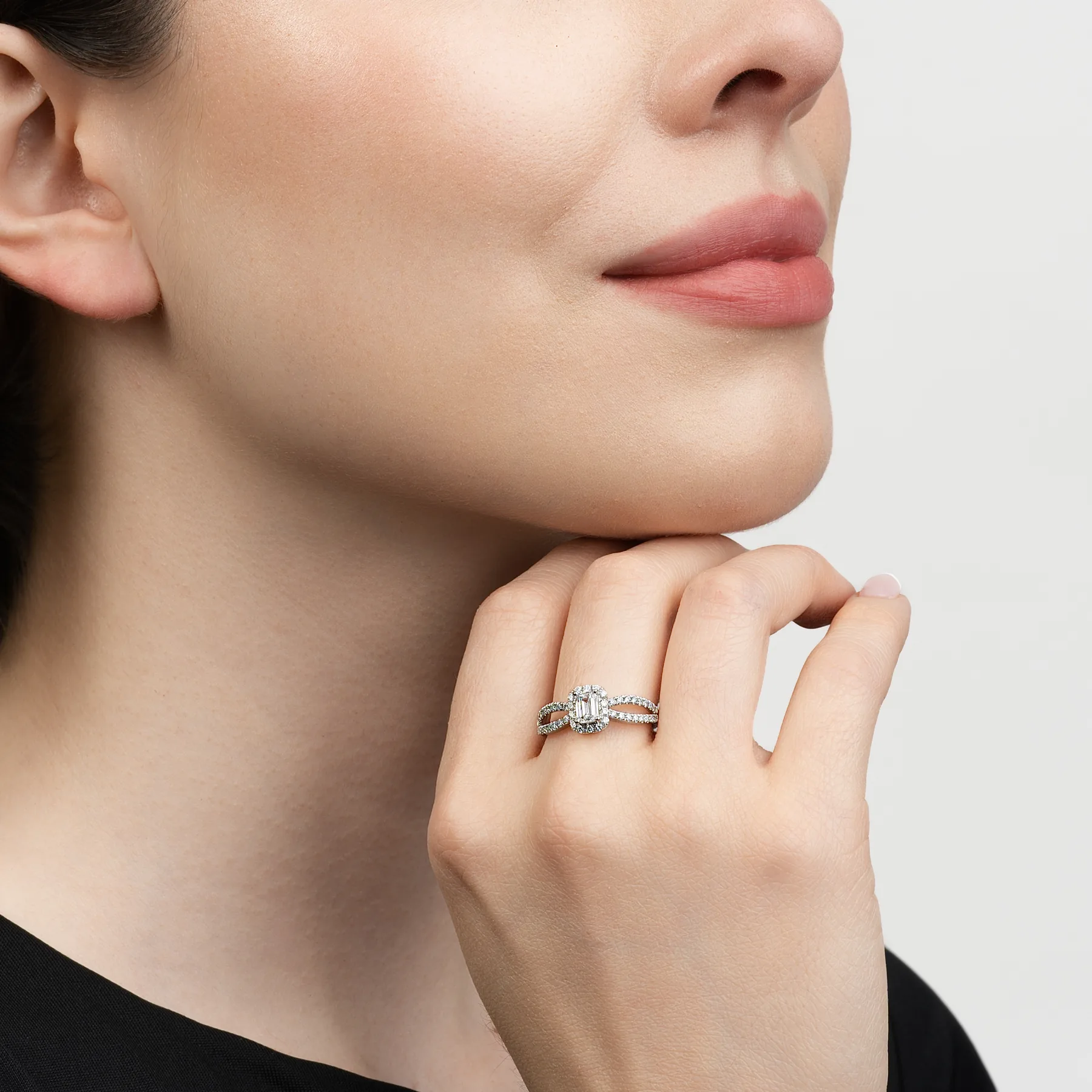 Anillo de compromiso halo rectangular, con diamante de laboratorio central corte esmeralda de 0.50Ct y decoración en diamantes de laboratorio, en plata ley 925, rodinado - Colección Sueños
