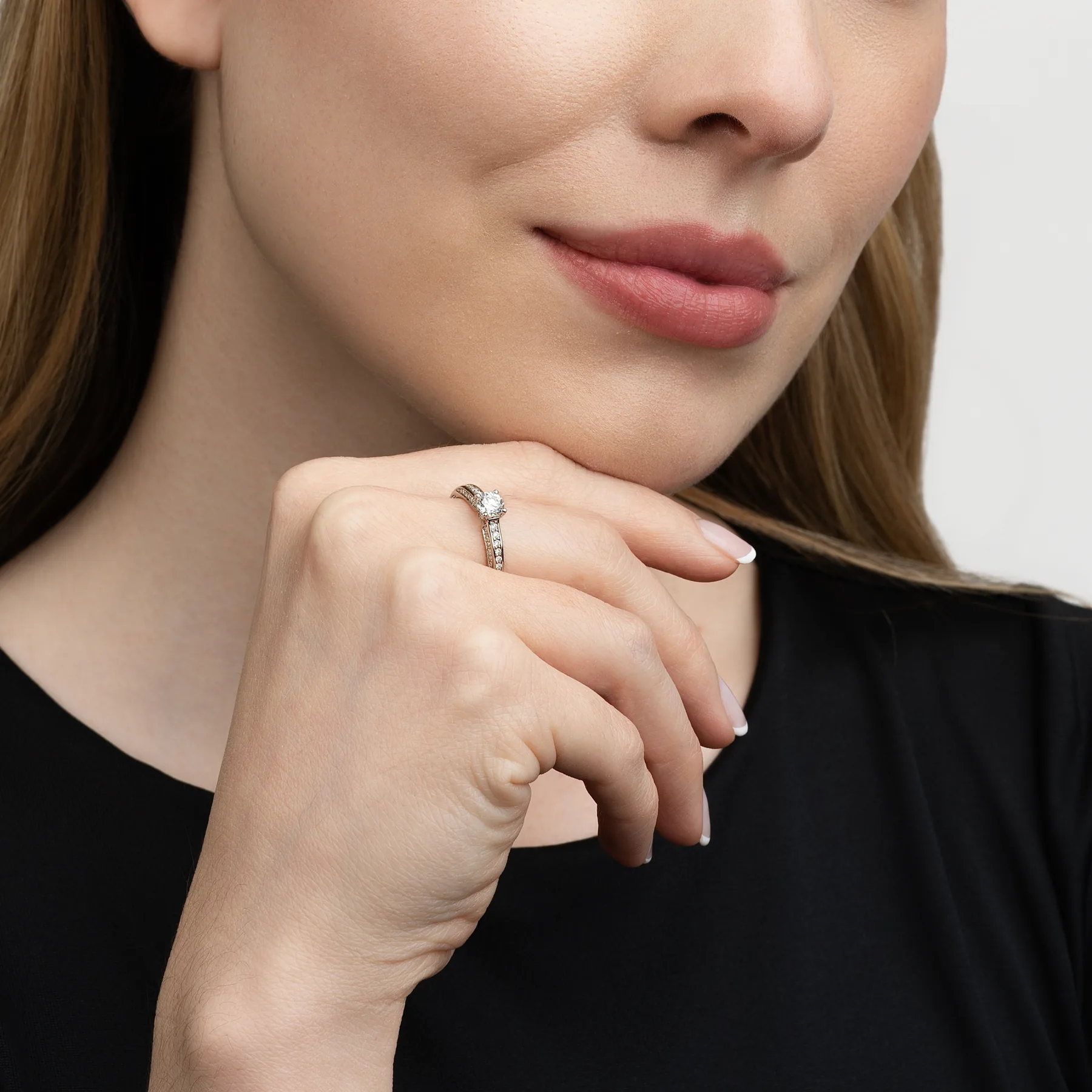 Anillo de compromiso con diamante de laboratorio central redondo de 0.50Ct y decoración en diamantes de laboratorio, en plata ley 925, rodinado - Colección Sueños
