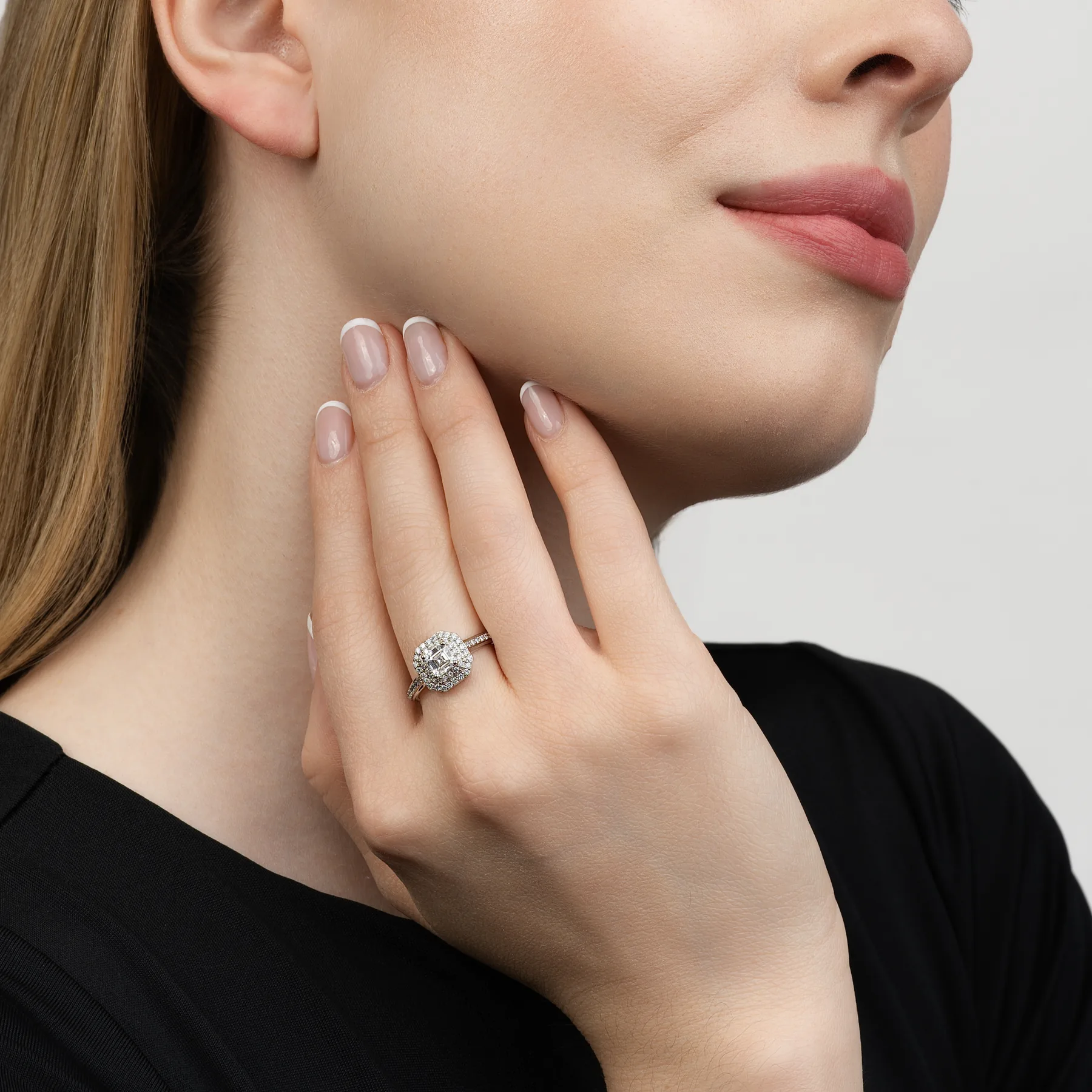 Anillo de compromiso halo doble, con diamante de laboratorio central princess de 1.00Ct y decoración en diamantes de laboratorio, en plata ley 925, rodinado - Colección Sueños