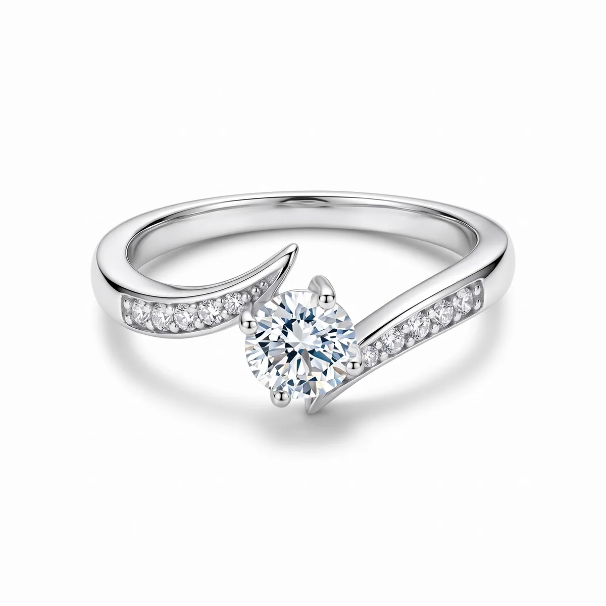 Anillo de compromiso con diamante de laboratorio central redondo y decoración en diamantes de laboratorio, en plata ley 925, rodinado - Colección Sueños