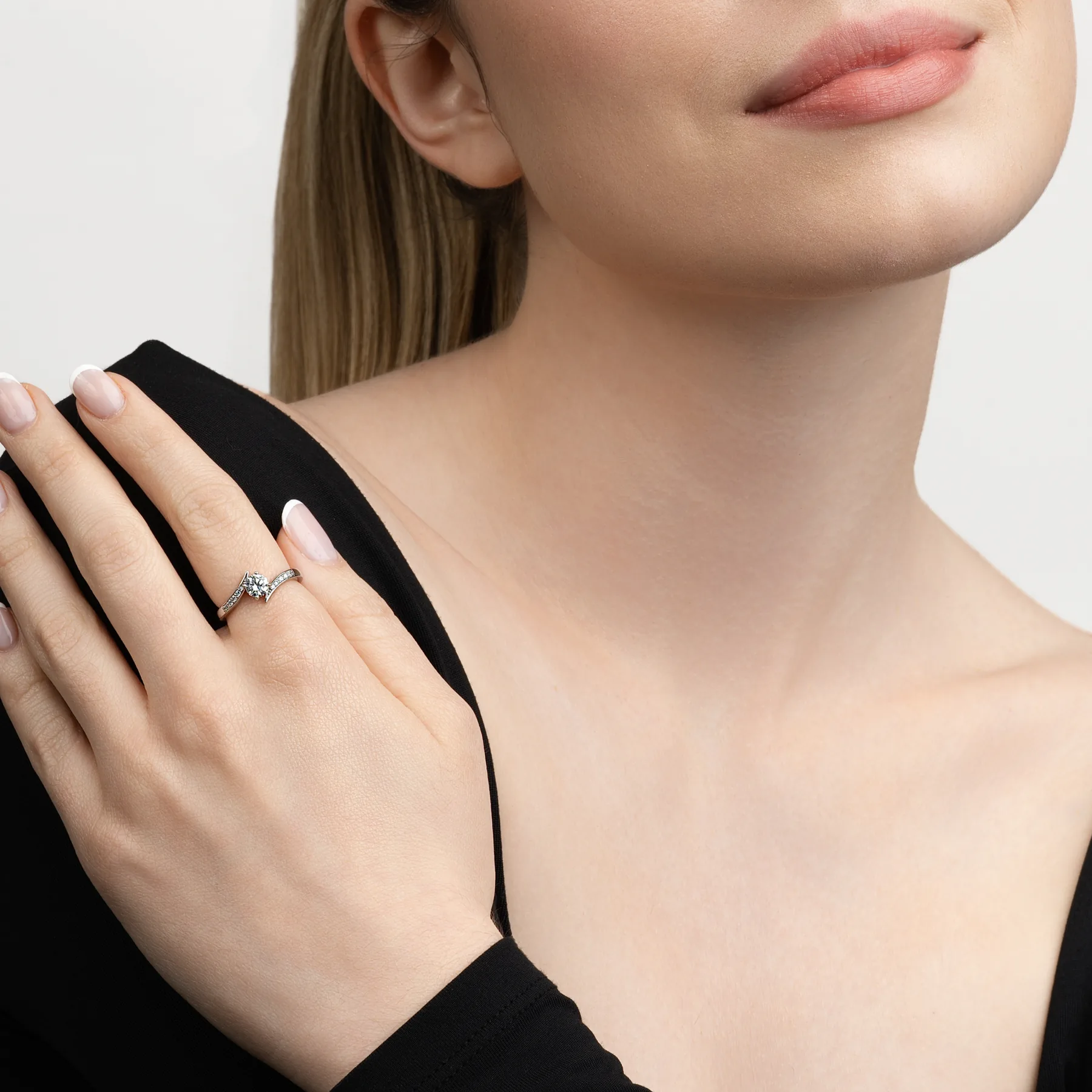 Anillo de compromiso con diamante de laboratorio central redondo y decoración en diamantes de laboratorio, en plata ley 925, rodinado - Colección Sueños