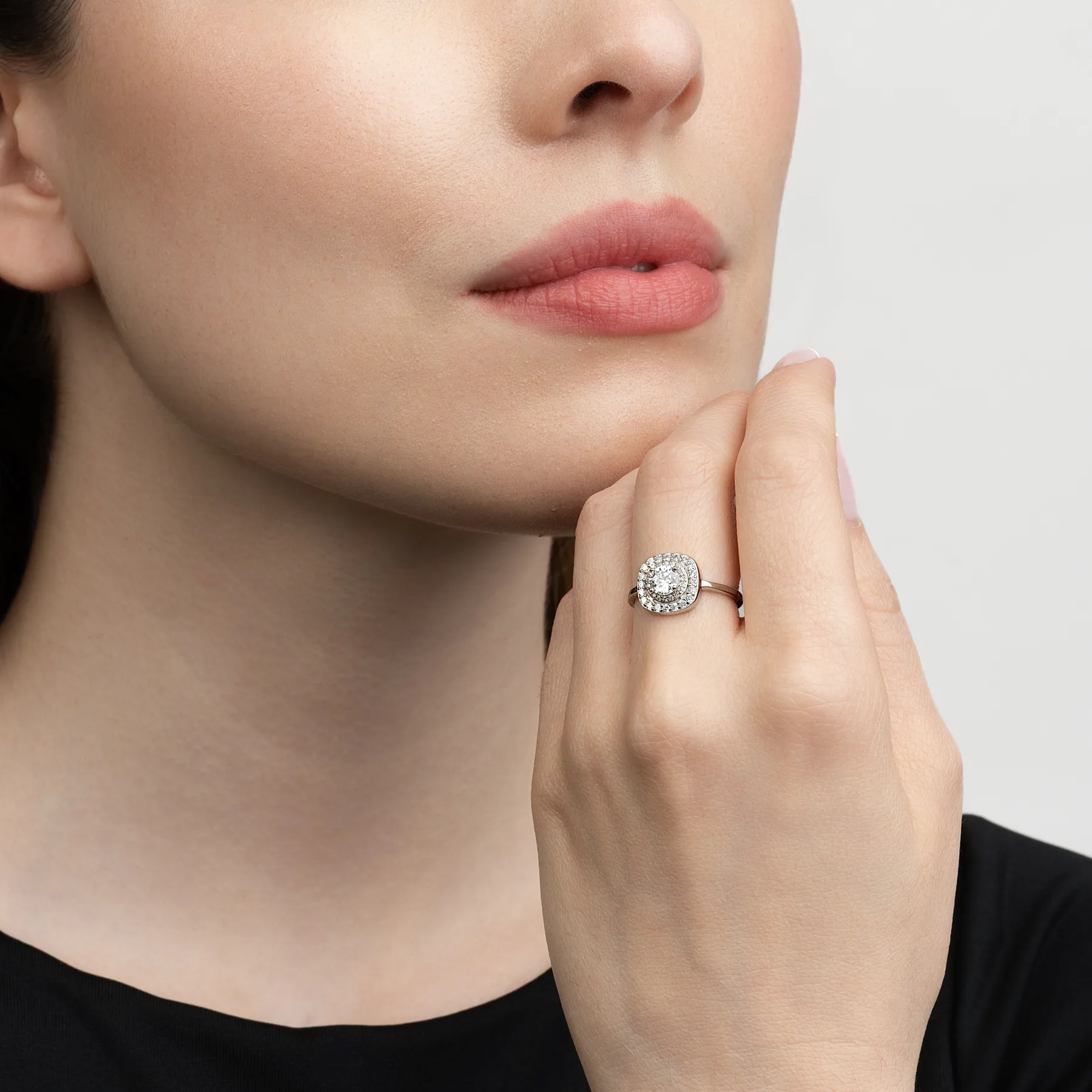 Anillo de compromiso halo doble, con diamante de laboratorio central redondo de 0.50Ct y decoración en diamantes de laboratorio, en plata ley 925, rodinado, liso - Colección Sueños
