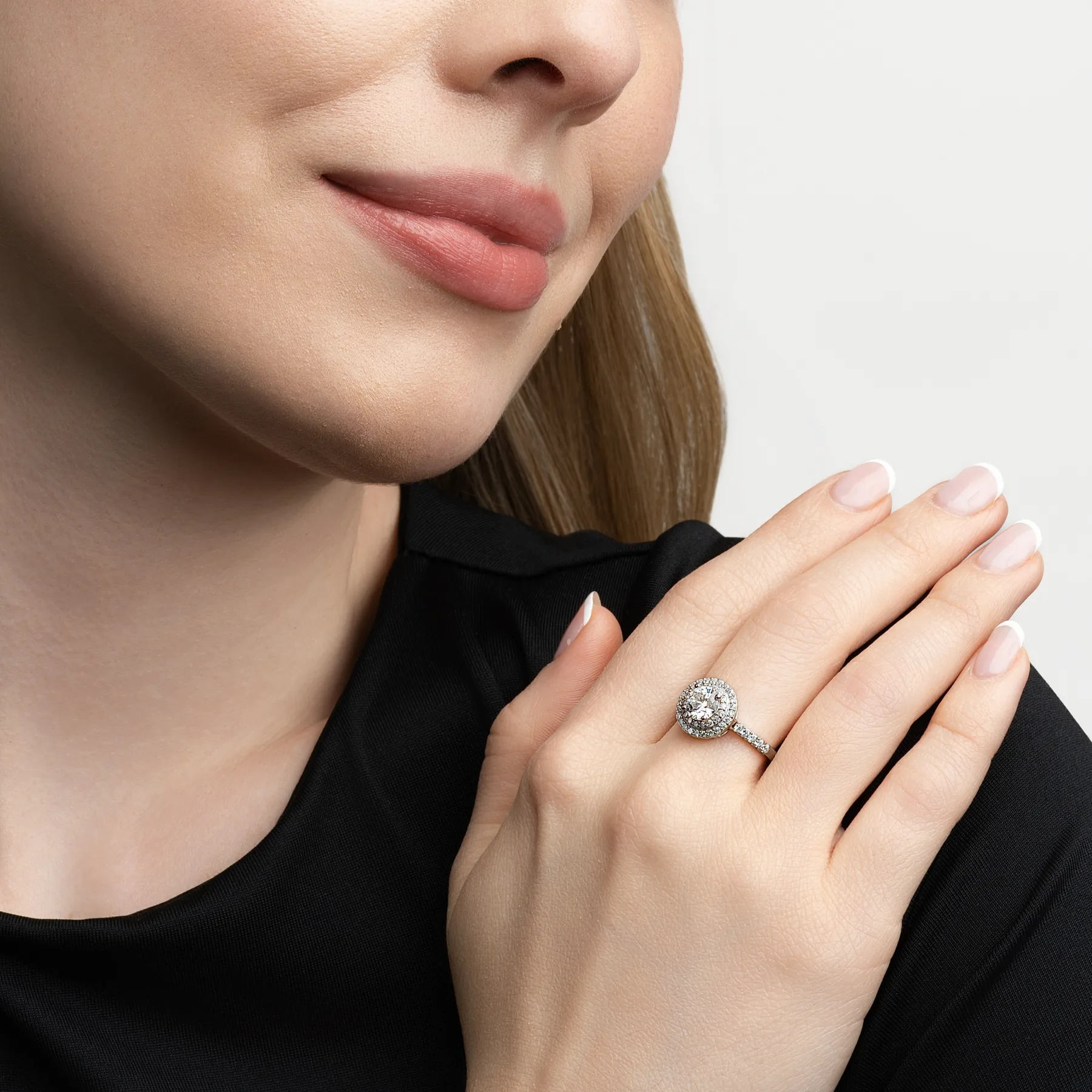 Anillo de compromiso halo doble, con diamante de laboratorio central redondo de 1.00Ct y decoración en diamantes de laboratorio, en plata ley 925, rodinado - Colección Sueños