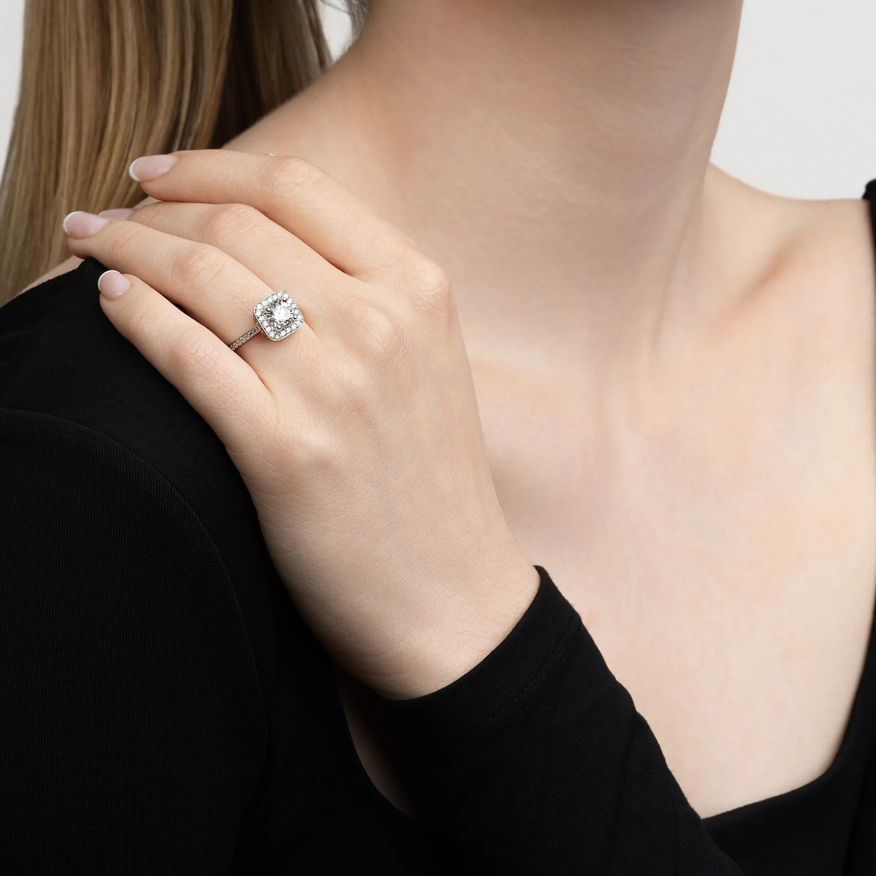 Anillo de compromiso halo cuadrado, con diamante de laboratorio central redondo y decoración en diamantes de laboratorio, en plata ley 925, rodinado - Colección Sueños