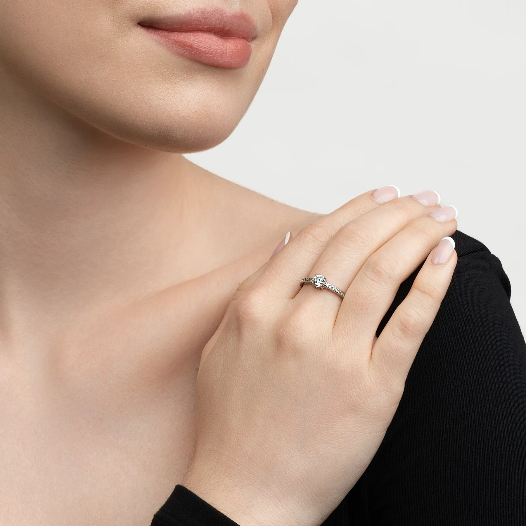 Anillo de compromiso con diamante de laboratorio central redondo de 0.50Ct y decoración en diamantes de laboratorio, en plata ley 925, rodinado - Colección Sueños