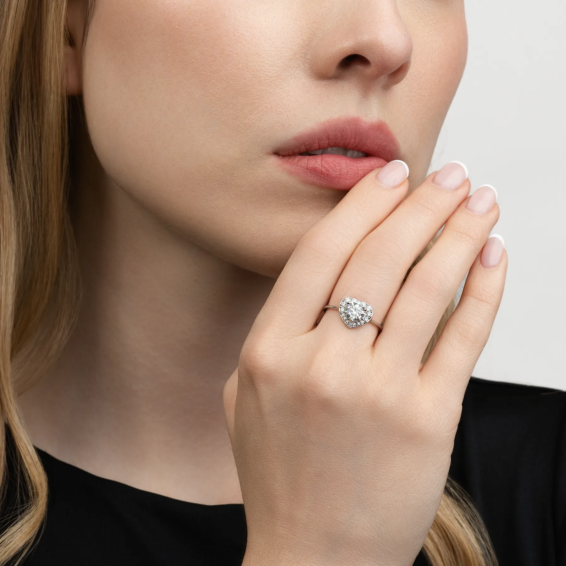 Anillo de compromiso halo corazón, con diamante de laboratorio central redondo de 1.00Ct y decoración en diamantes de laboratorio, en plata ley 925, rodinado - Colección Sueños