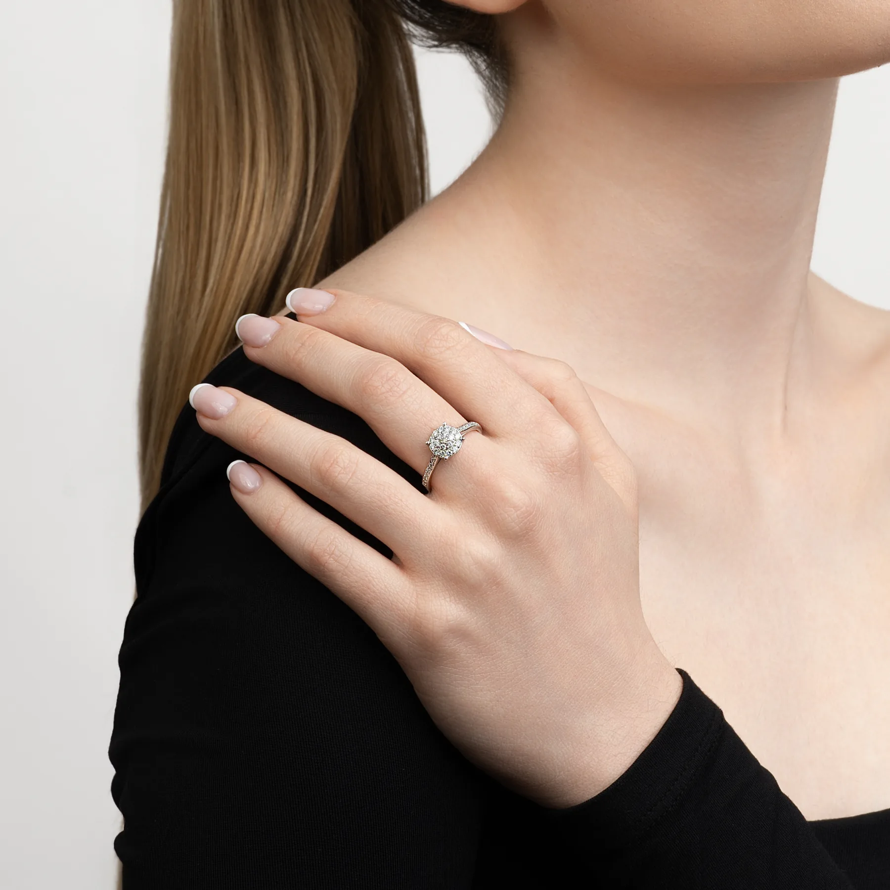 Anillo de compromiso halo redondo, con diamante de laboratorio con un peso total de 0.35Ct, en plata ley 925, rodinado - Colección Sueños