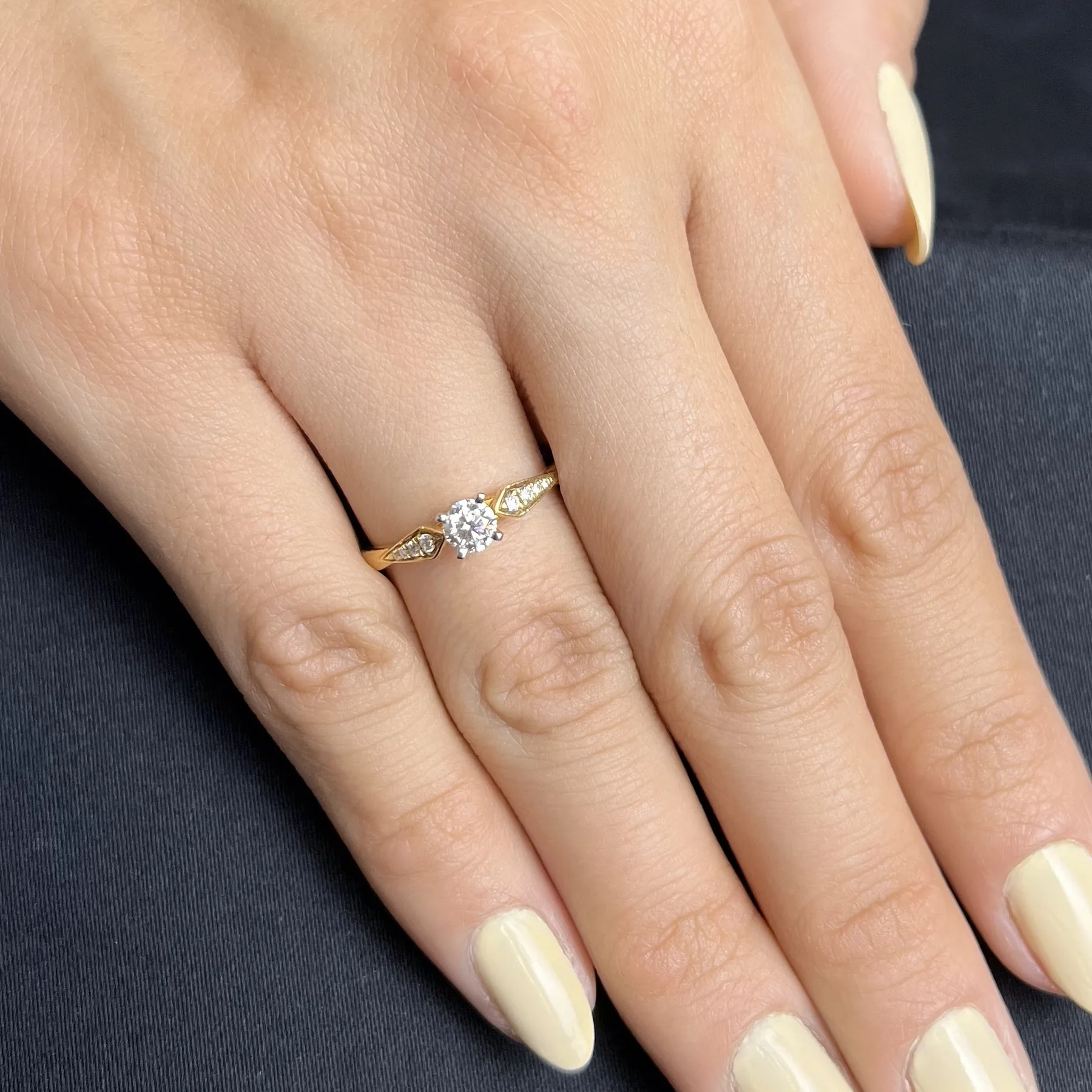 Anillo de compromiso con diamante central redondo GIA de 0.50ct y decoración en diamantes, oro tono amarillo 18k