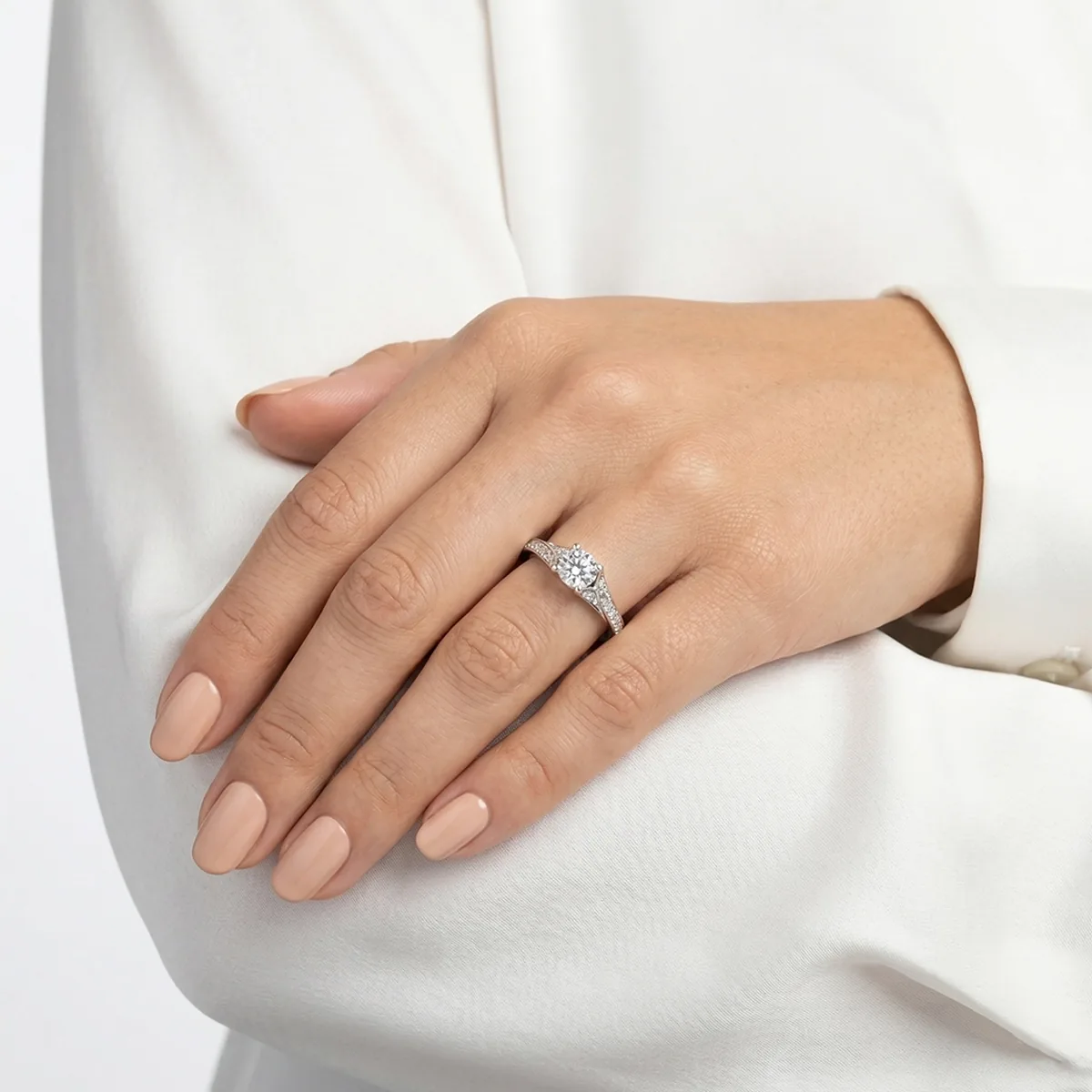 Anillo de compromiso con diamante central redondo GIA de 0.50ct y decoración en diamantes, oro tono blanco 18k, rodinado