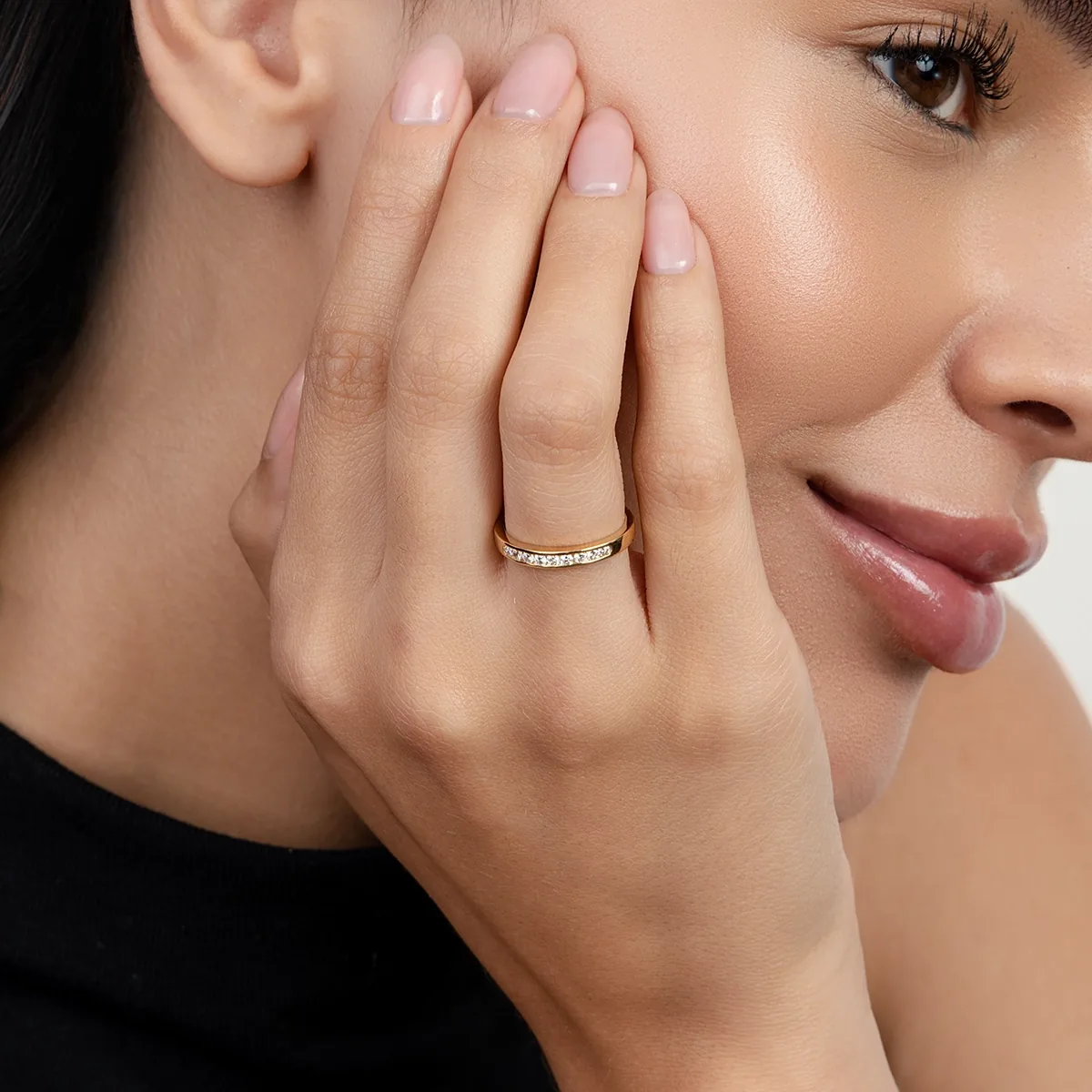 Argolla con diamante de laboratorio con un peso total de 0.20Ct, oro tono amarillo 18k