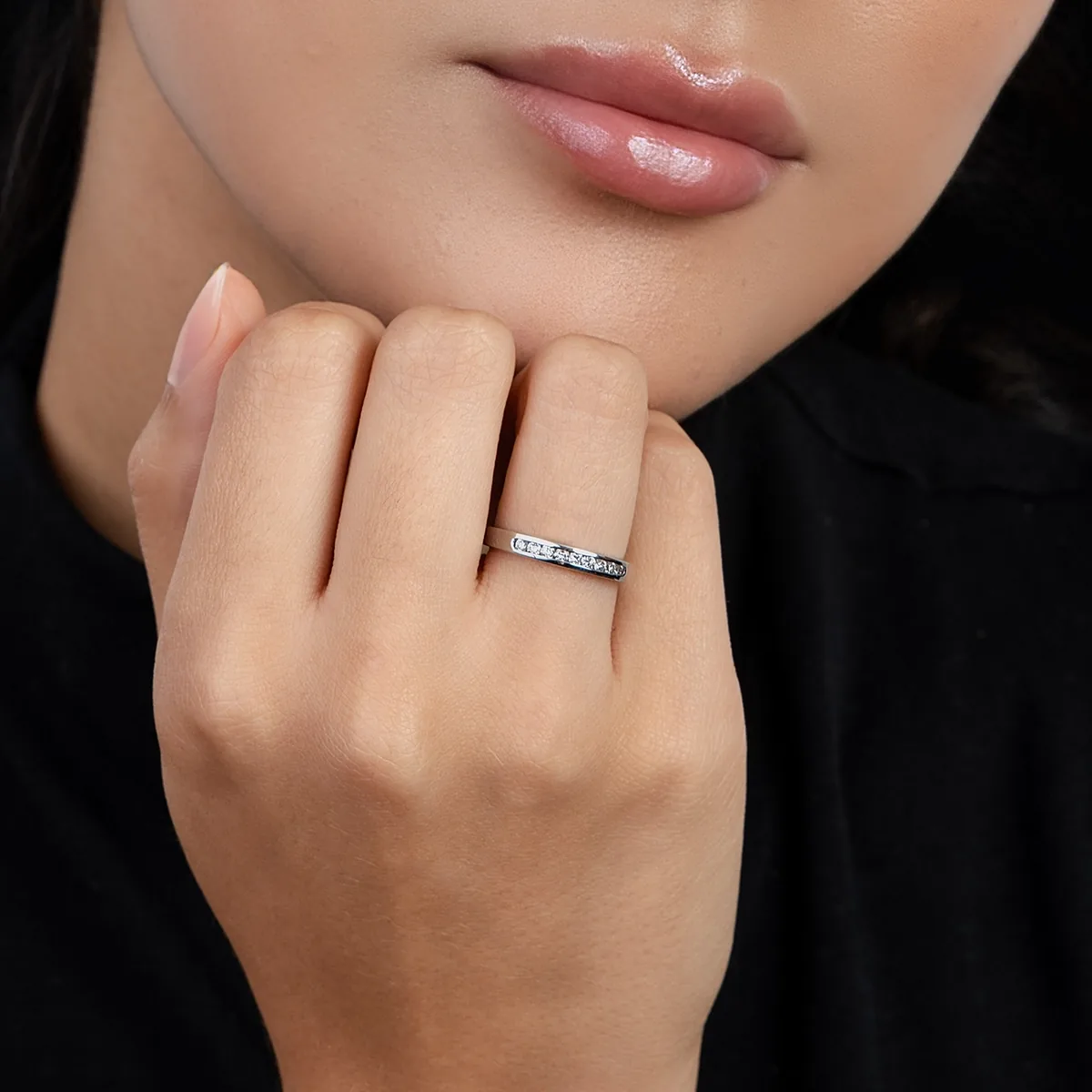 Argolla con diamante de laboratorio con un peso total de 0.20Ct, oro tono blanco 18k, rodinado