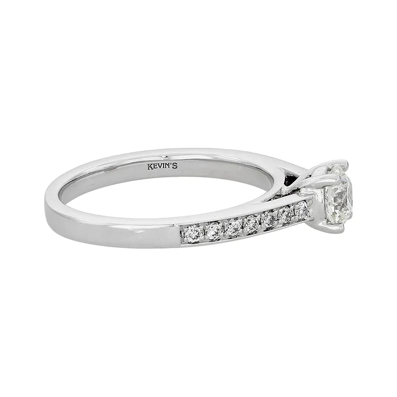Anillo de compromiso con diamante central redondo GIA de 0.50ct y decoración en diamantes, oro tono blanco 18k, rodinado