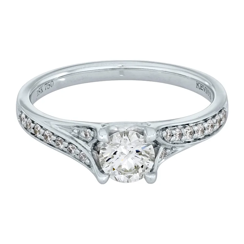 Anillo de compromiso con diamante central redondo GIA de 0.50ct y decoración en diamantes, oro tono blanco 18k, rodinado