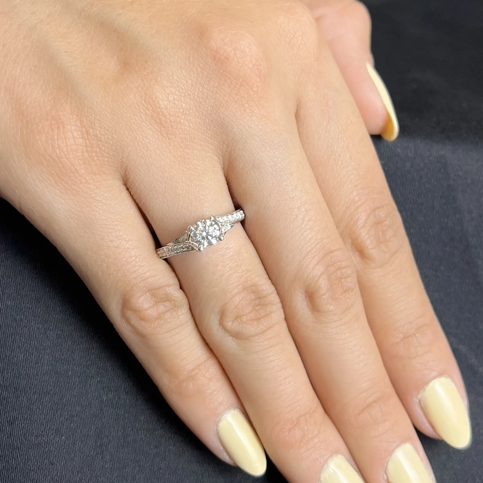 Anillo de compromiso con diamante central redondo GIA de 0.50ct y decoración en diamantes, oro tono blanco 18k, rodinado