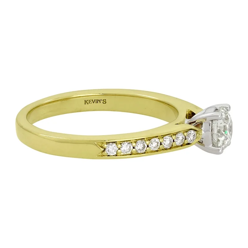 Anillo de compromiso con diamante central redondo GIA de 0.50ct y decoración en diamantes, oro 2 tonos 18k, rodinado