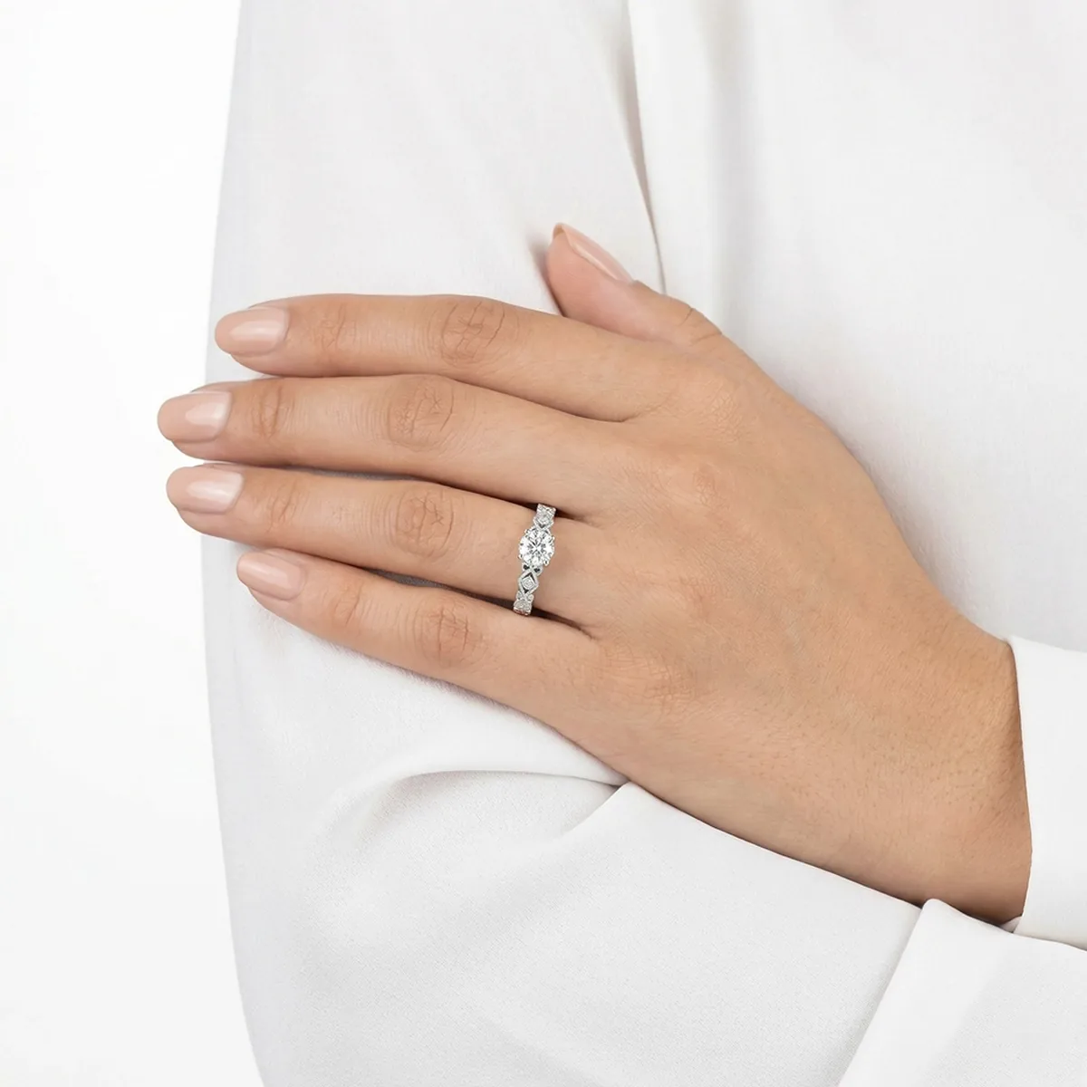 Anillo de compromiso con diamante central redondo GIA de 0.50ct y decoración en diamantes, oro tono blanco 18k, rodinado