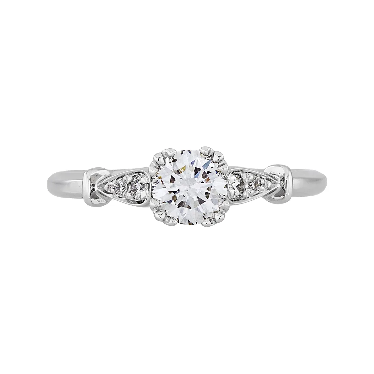 Anillo de compromiso con diamante central redondo GIA de 0.50ct y decoración en diamantes, oro tono blanco 18k, rodinado