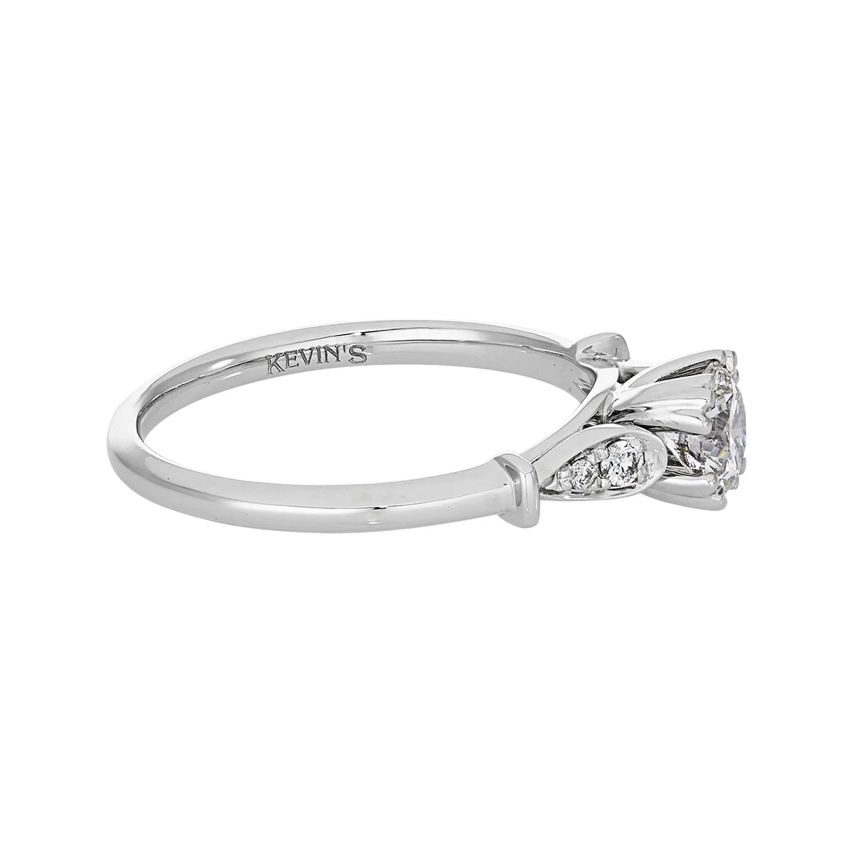 Anillo de compromiso con diamante central redondo GIA de 0.50ct y decoración en diamantes, oro tono blanco 18k, rodinado