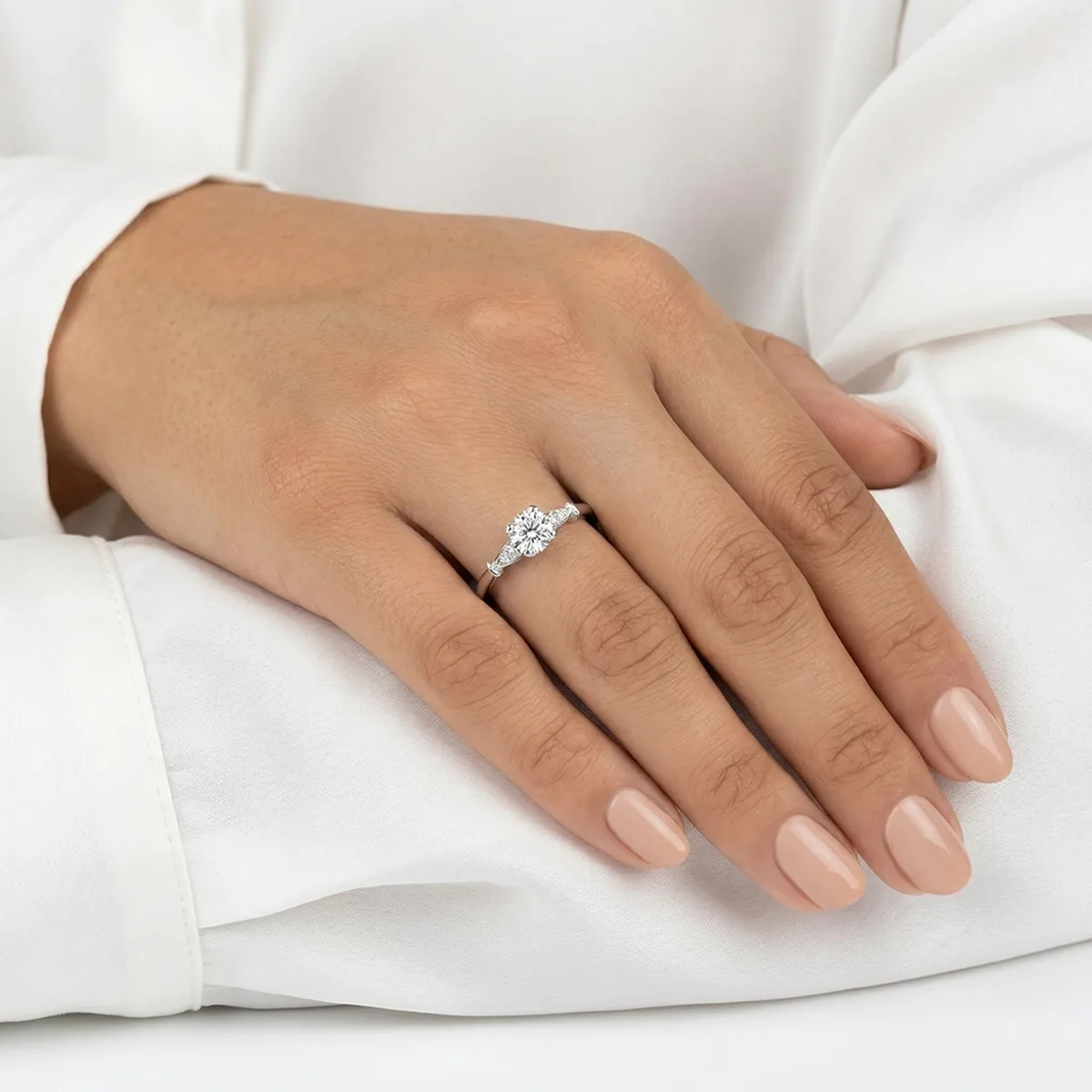 Anillo de compromiso con diamante central redondo GIA de 0.50ct y decoración en diamantes, oro tono blanco 18k, rodinado