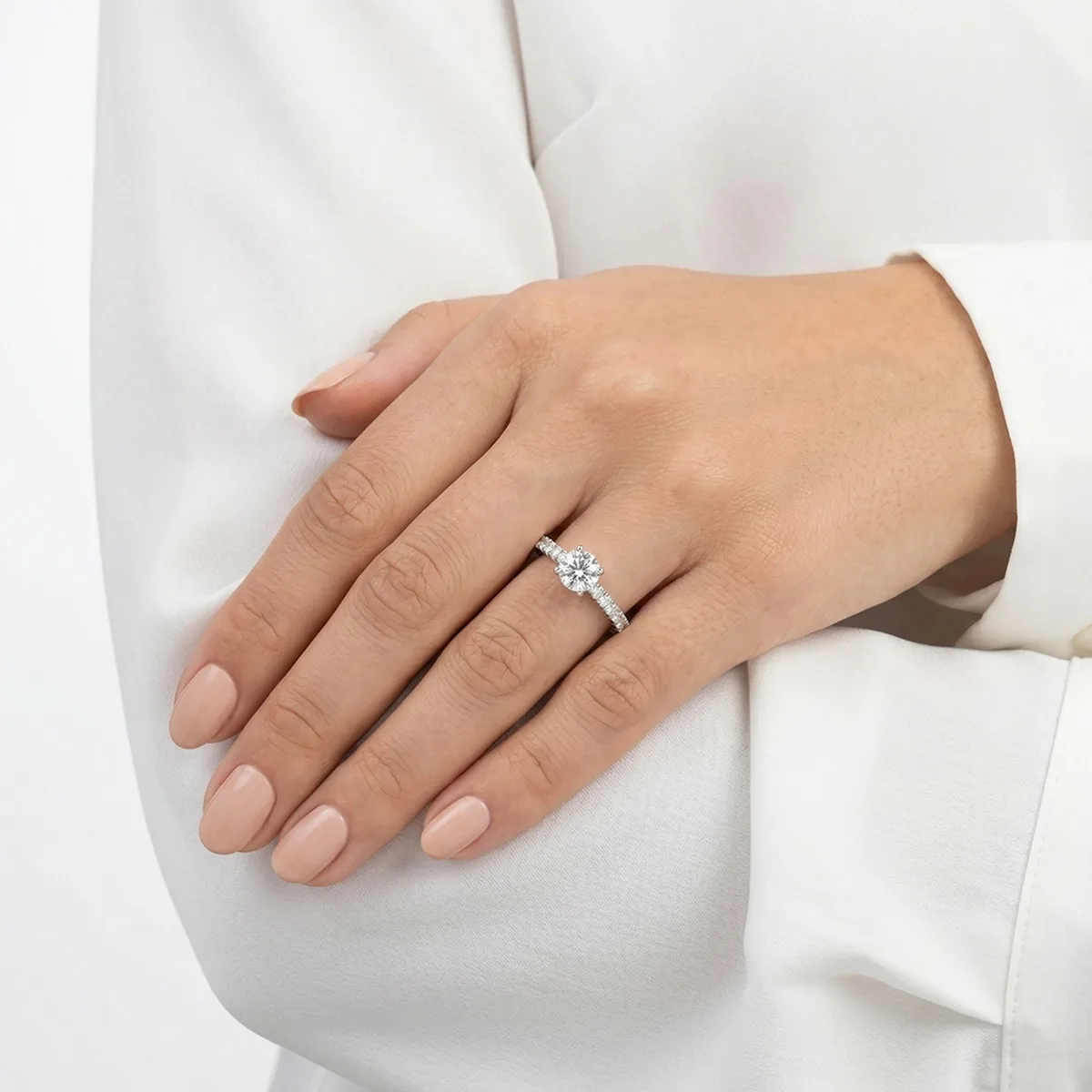 Anillo de compromiso con diamante central redondo GIA de 0.50ct y decoración en diamantes, oro tono blanco 18k, rodinado