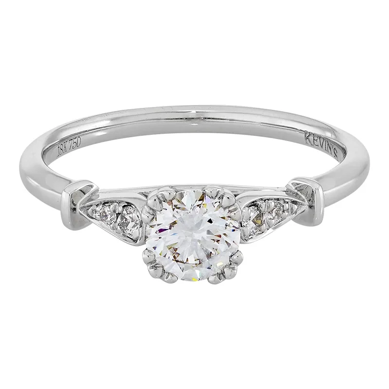 Anillo de compromiso con diamante central redondo GIA de 0.50ct y decoración en diamantes, oro tono blanco 18k, rodinado
