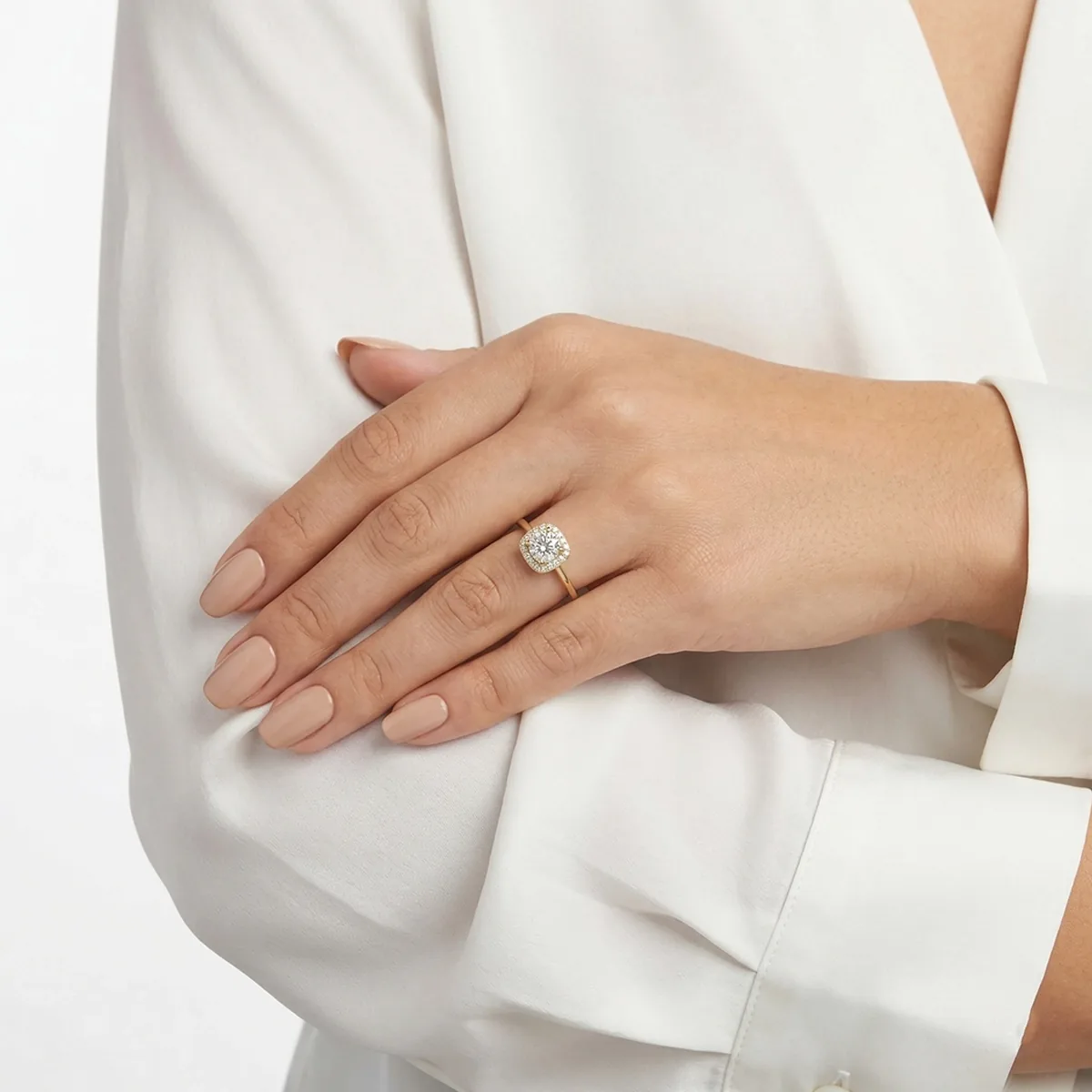 Anillo de compromiso halo cuadrado, con diamante central redondo GIA de 0.50ct y decoración en diamantes, oro tono amarillo 18k