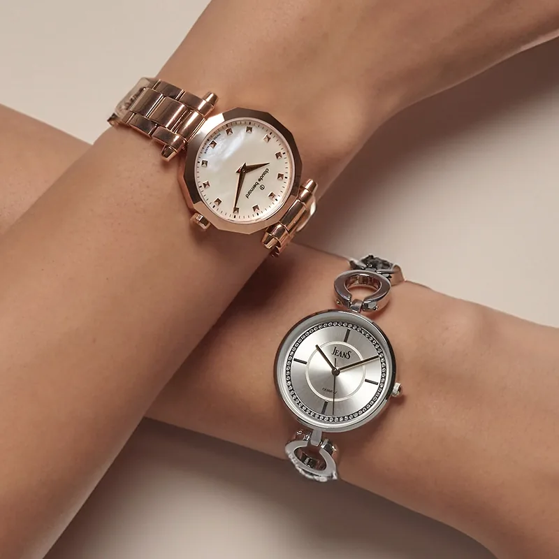 Reloj Jeans analogo, para Dama, tablero redondo color plateado, estilo index, pulso metalico color plateado