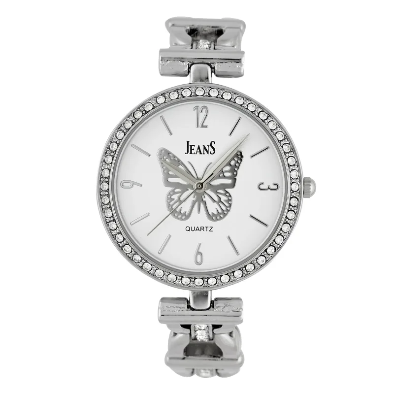 Reloj Jeans analogo, para Dama, tablero redondo color blanco, estilo index + arabigo, pulso metalico color plateado