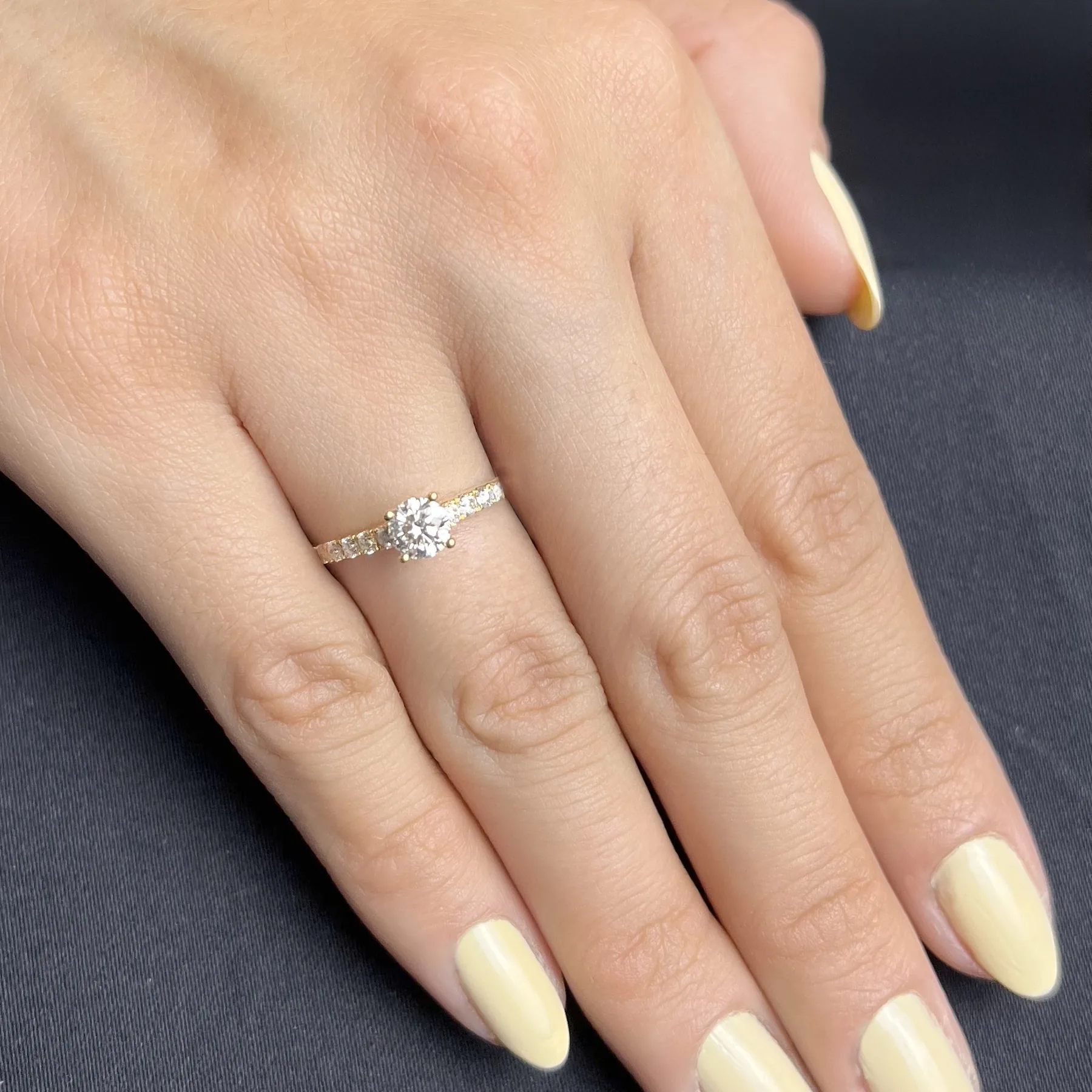 Anillo de compromiso con diamante central redondo GIA de 0.50ct y decoración en diamantes, oro tono amarillo 18k
