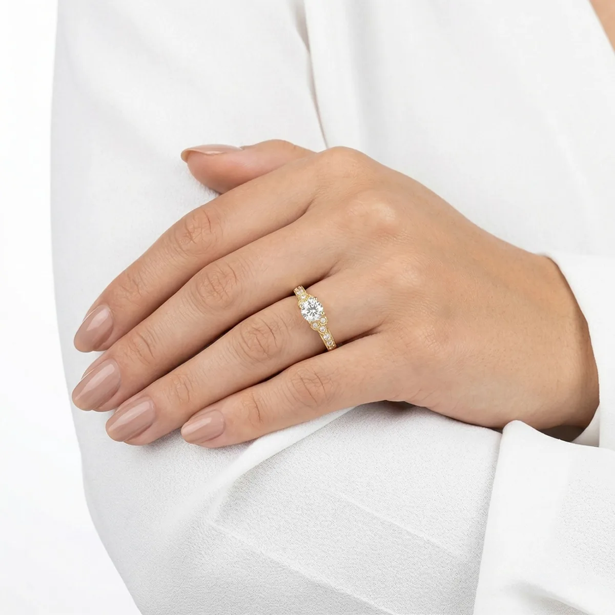 Anillo de compromiso con diamante central redondo GIA de 0.50ct y decoración en diamantes, oro 2 tonos 18k, rodinado