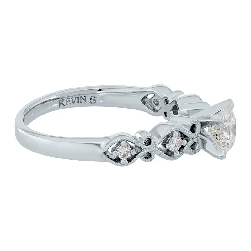 Anillo de compromiso con diamante central redondo GIA de 0.50ct y decoración en diamantes, oro tono blanco 18k, rodinado